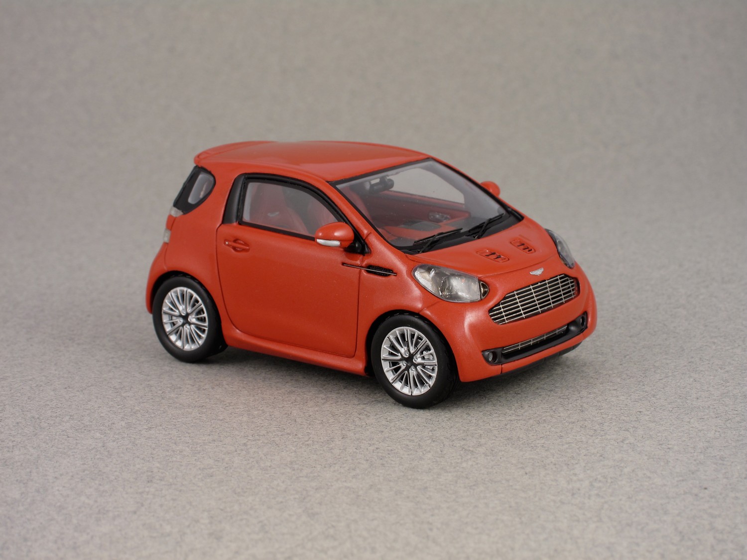 Aston Martin Cygnet rouge par Spark