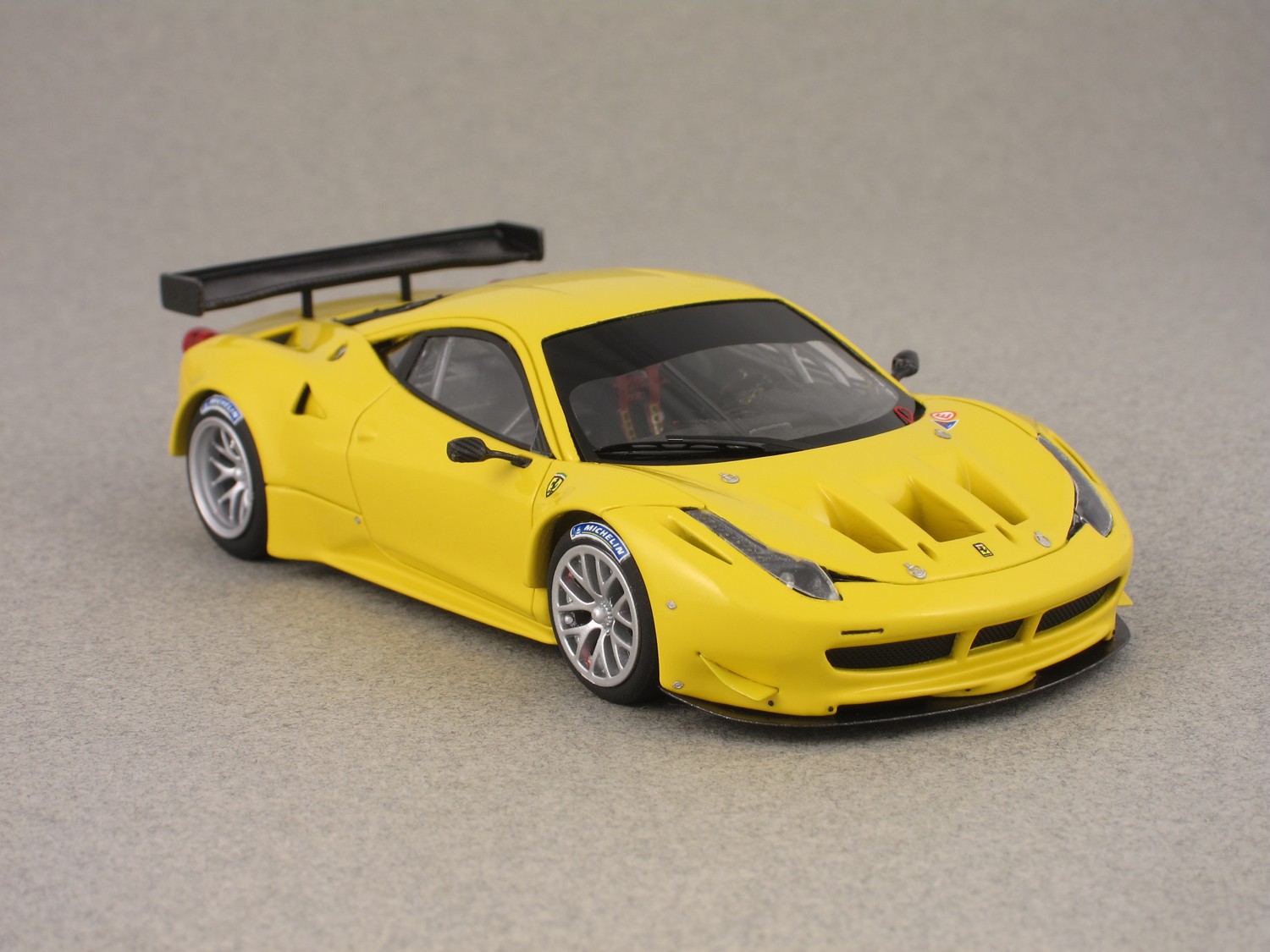 Ferrari 458 Italia GT2 jaune par LookSmart