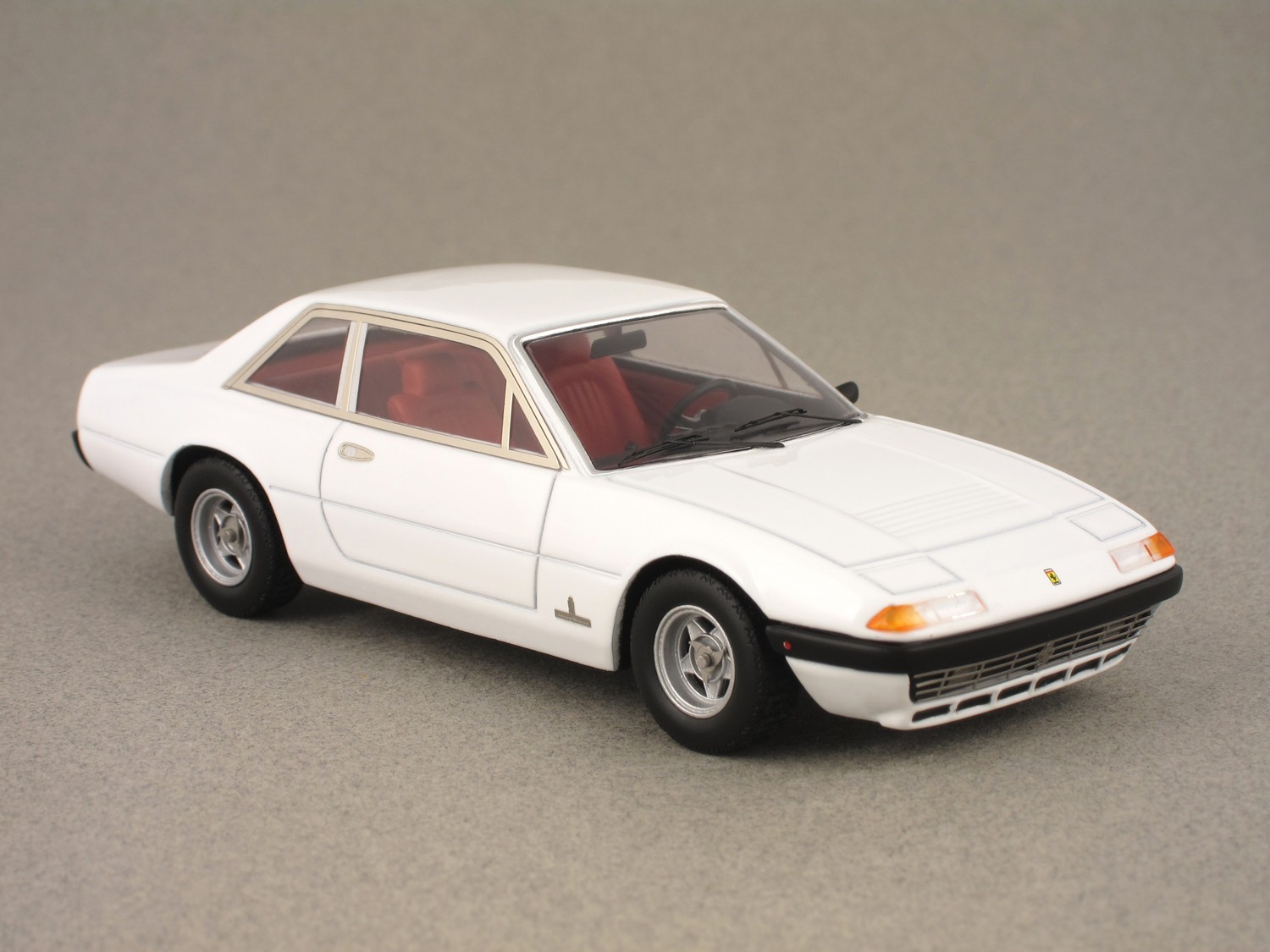 Ferrari 365 GT4 2+2 blanche par Elite HotWheels mattel