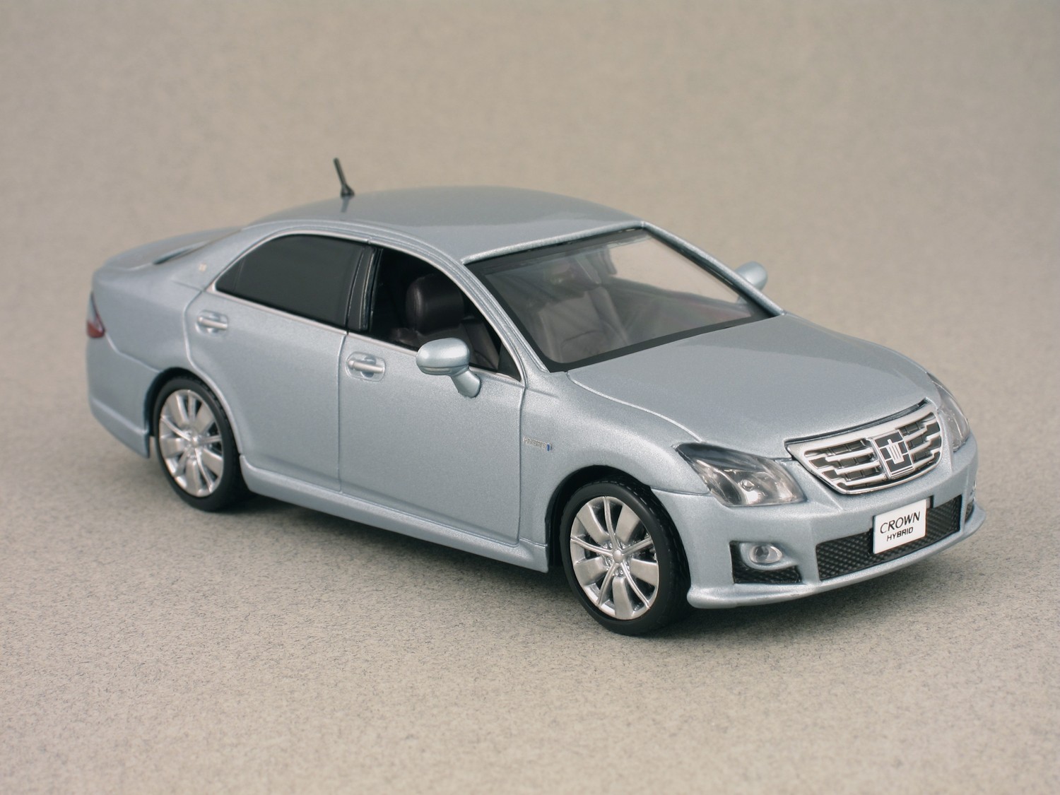 Toyota Crown Hybrid par J-Collection