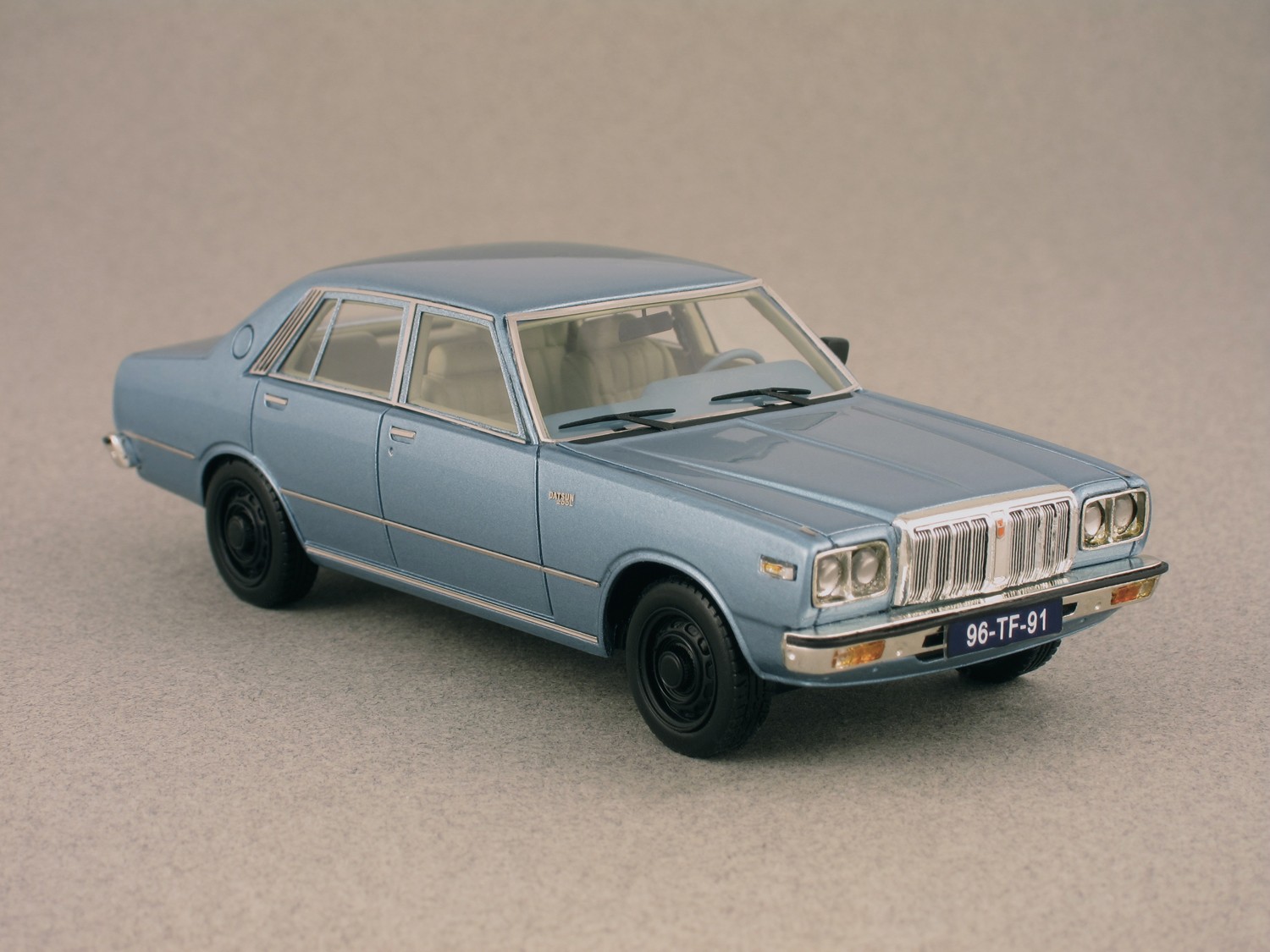 Datsun Nissan Laurel 200L bleue par Neo