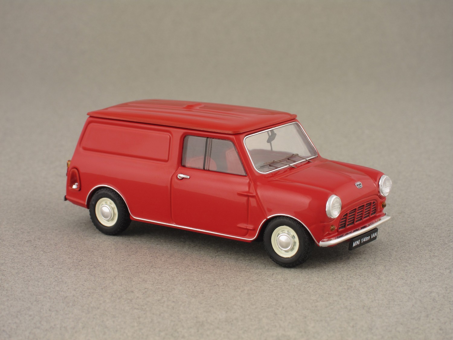 Austin Mini Van rouge par Ebbro