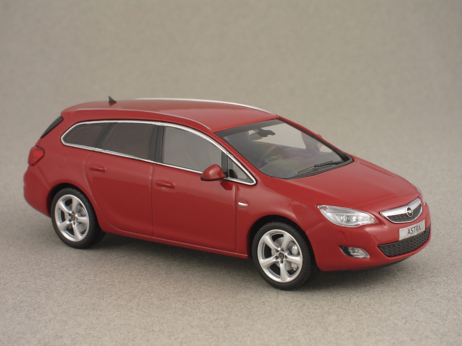 Opel Astra Sportstourer rouge par Minichamps