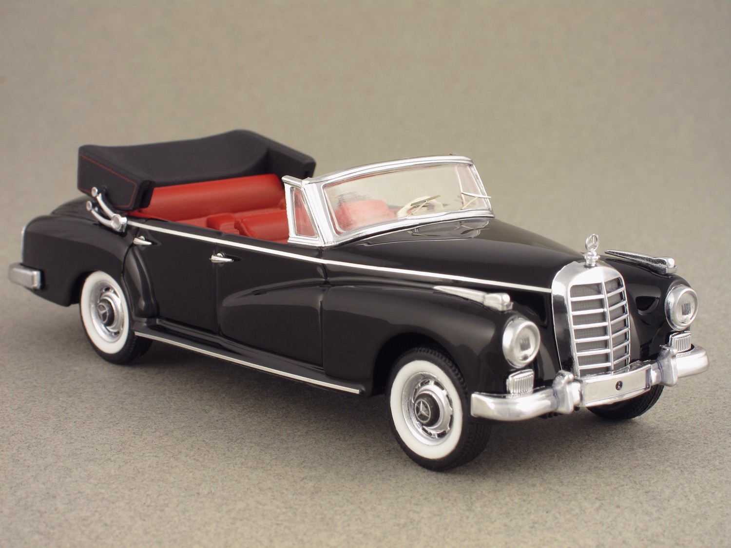 Mercedes 300/D cabriolet sedan par Rio