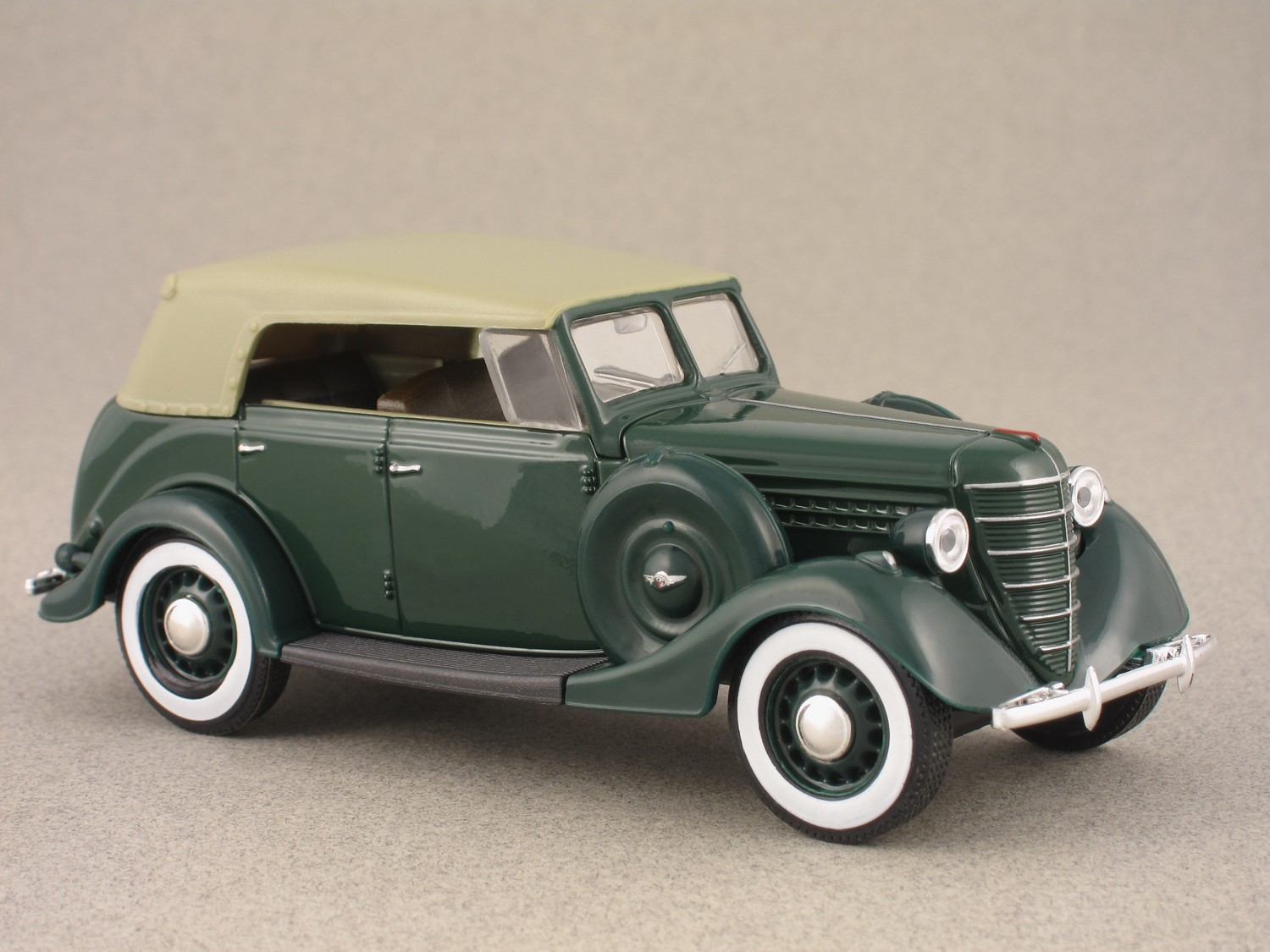 Gaz 11-40 phaeton fermée verte par Nash Avtoprom