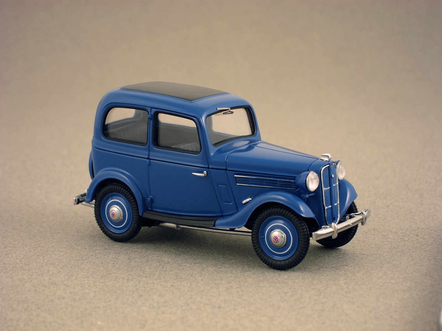 Datsun 17 Sedan (Ebbro) 1:43