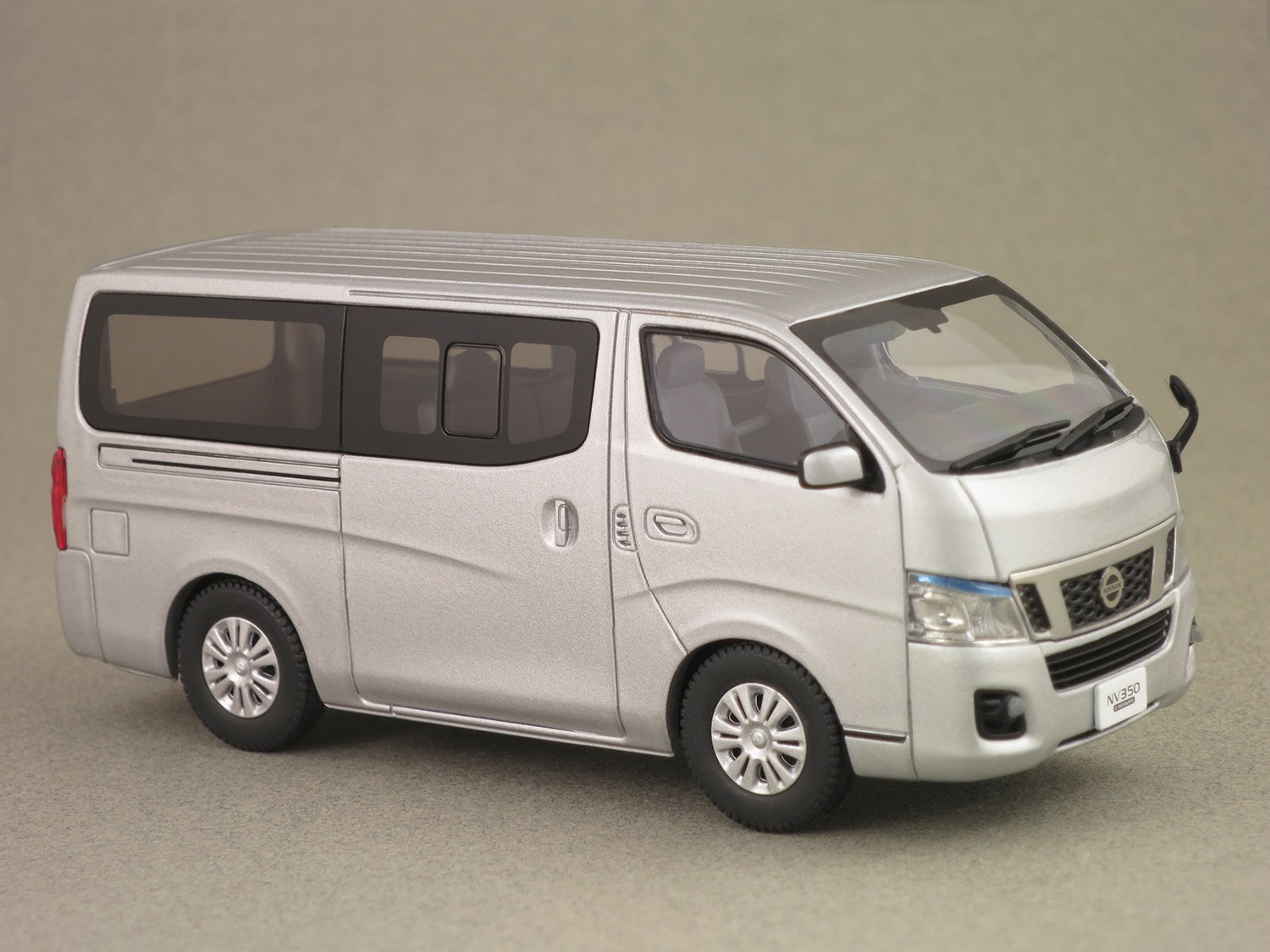 Nissan NV 350 Caravan (Ebbro) 1:43