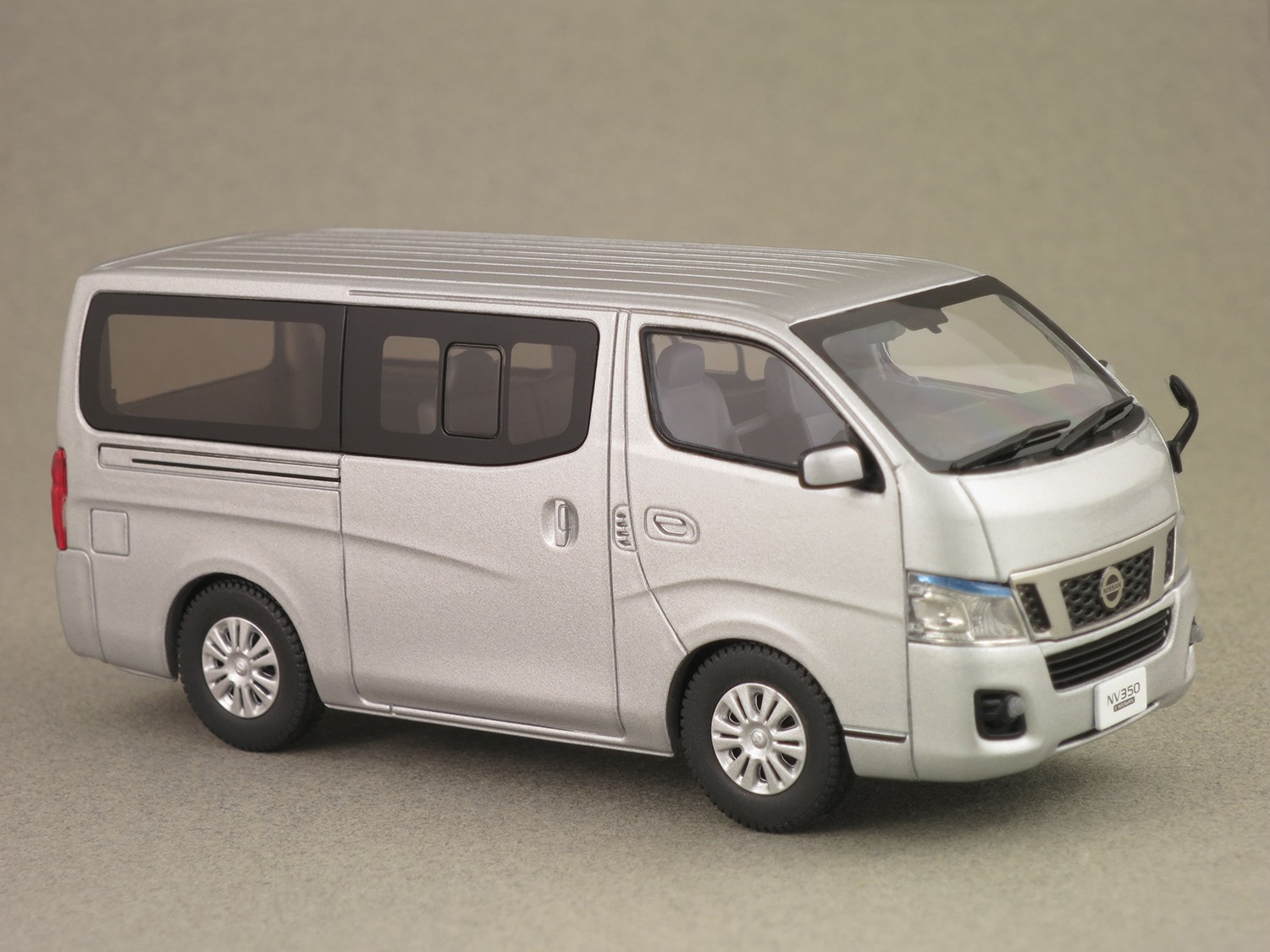 Nissan NV 350 Caravan (Ebbro) 1/43e