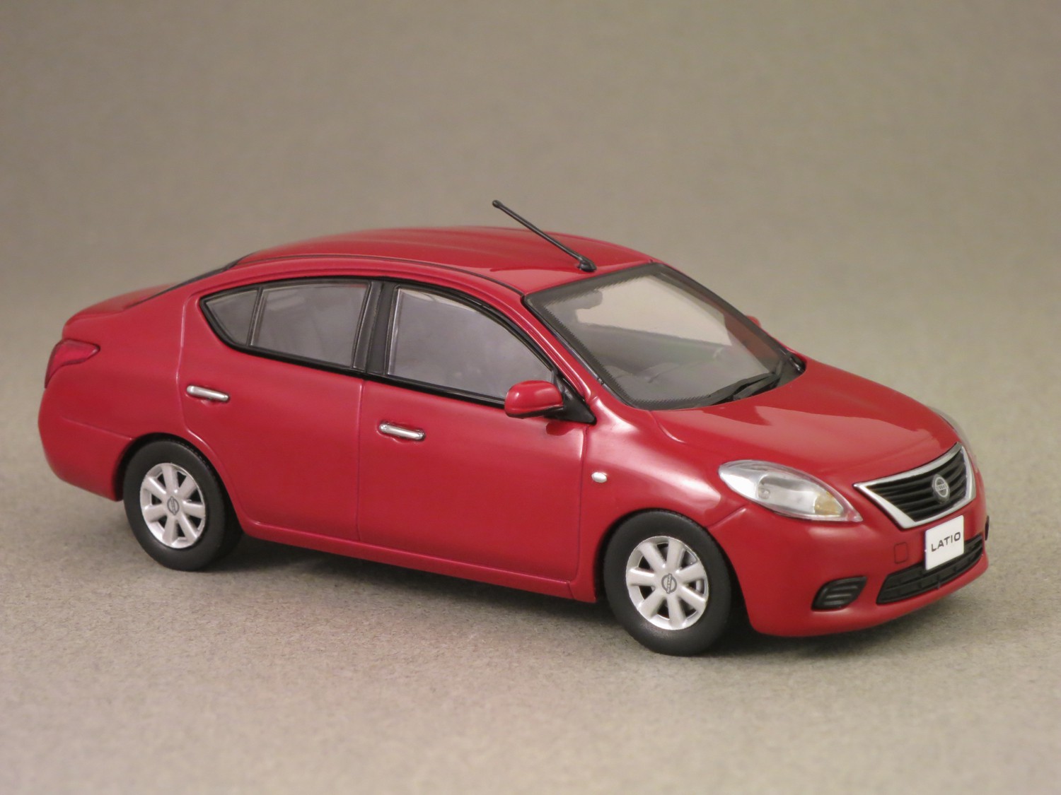 Nissan Latio (J-Collection, Kyosho) 1/43e