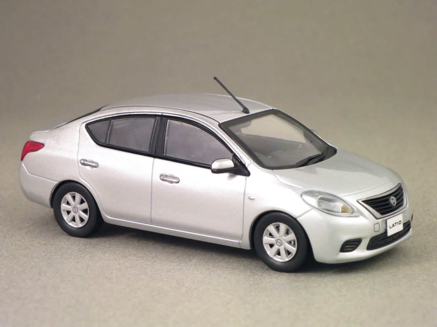 Nissan Latio (J-Collection, Kyosho) 1:43