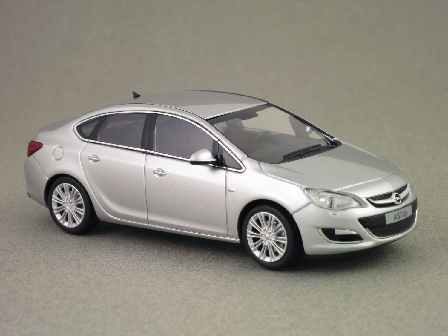 Opel Astra 4 portes (Minichamps) 1/43e