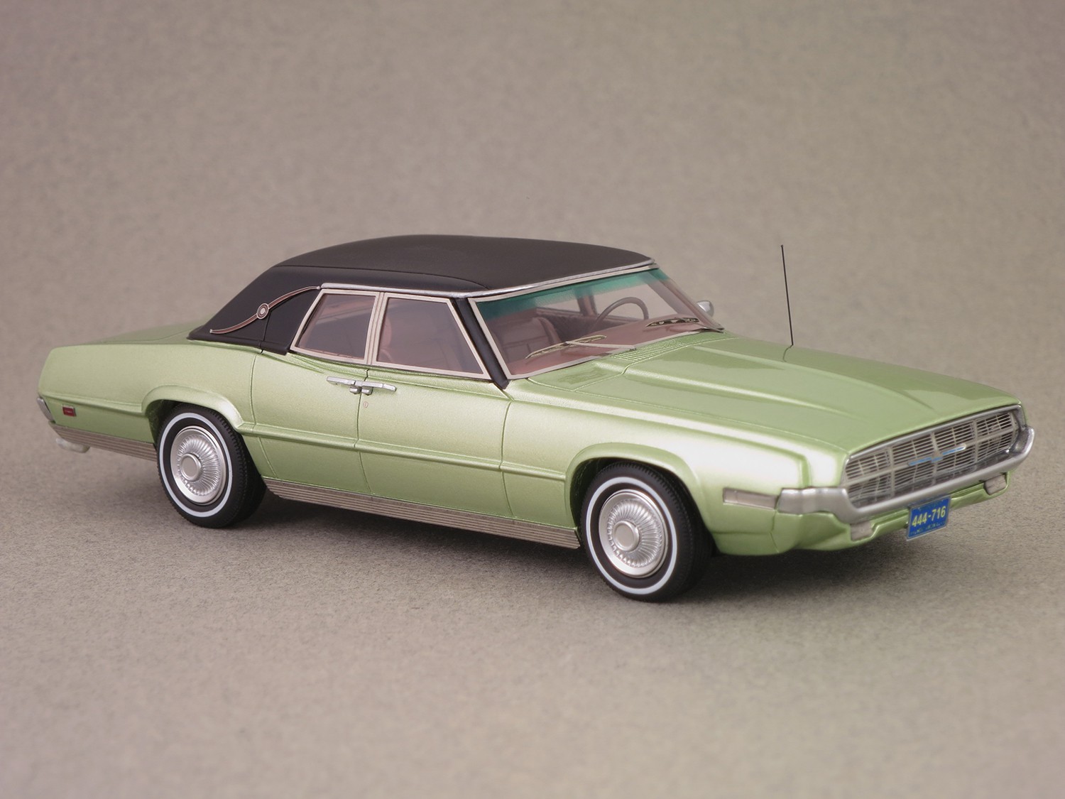 Ford Thunderbird Landau 1967 (NEO) 1/43e