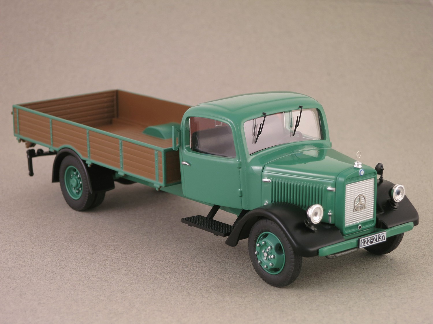 Mercedes L3000 flatbed (Premium ClassiXXs) 1:43