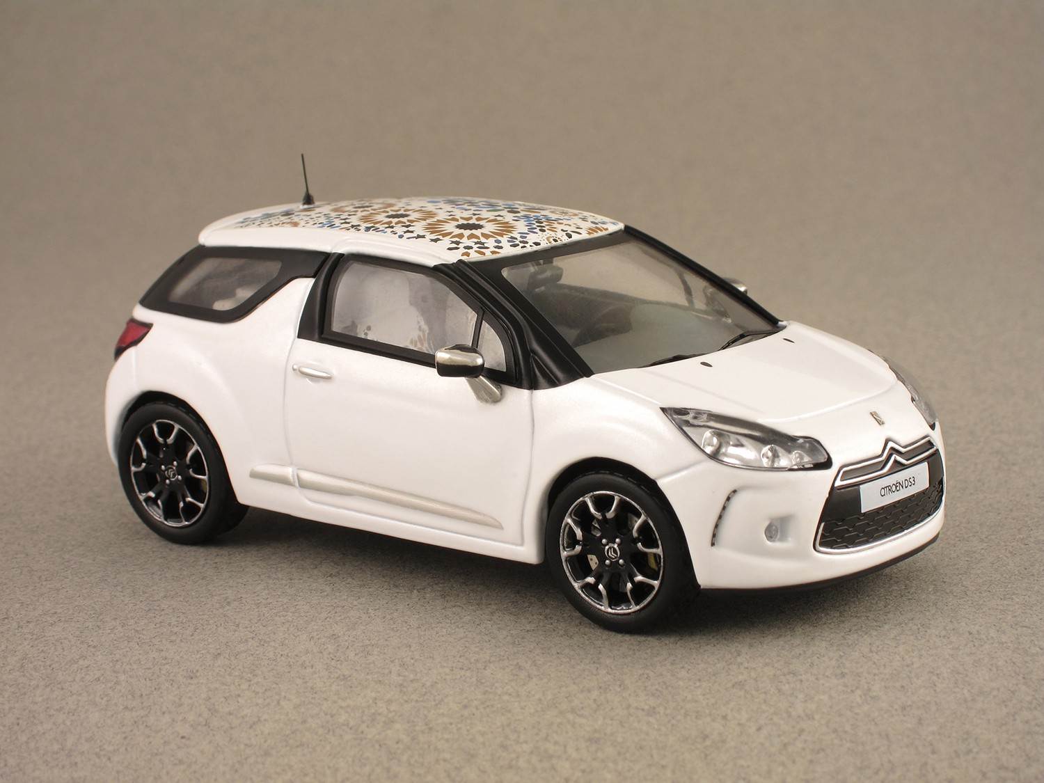 Citroën DS3 Kenzo (IXO) 1:43