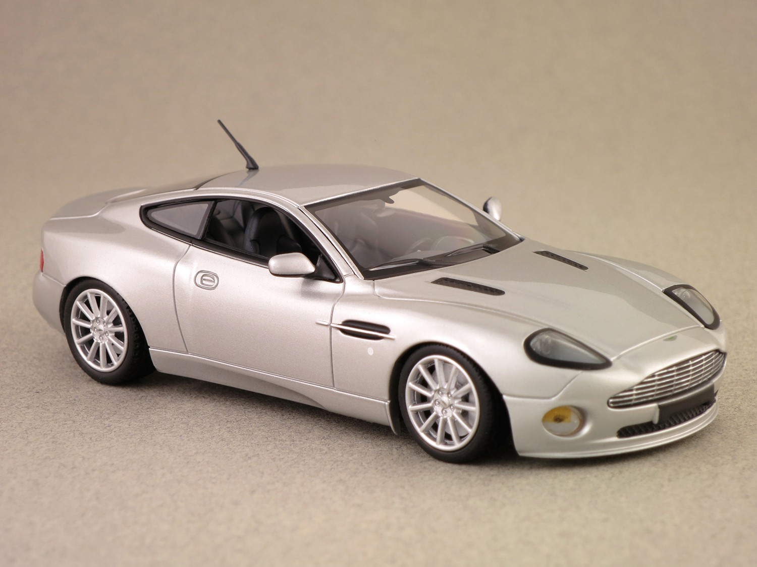 Aston Martin Vanquish S (Minichamps) 1:43