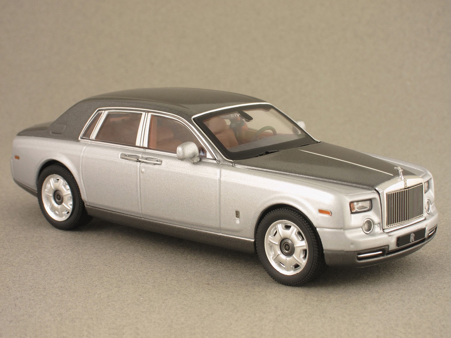 Rolls-Royce Phantom gris/argent (IXO) 1/43e