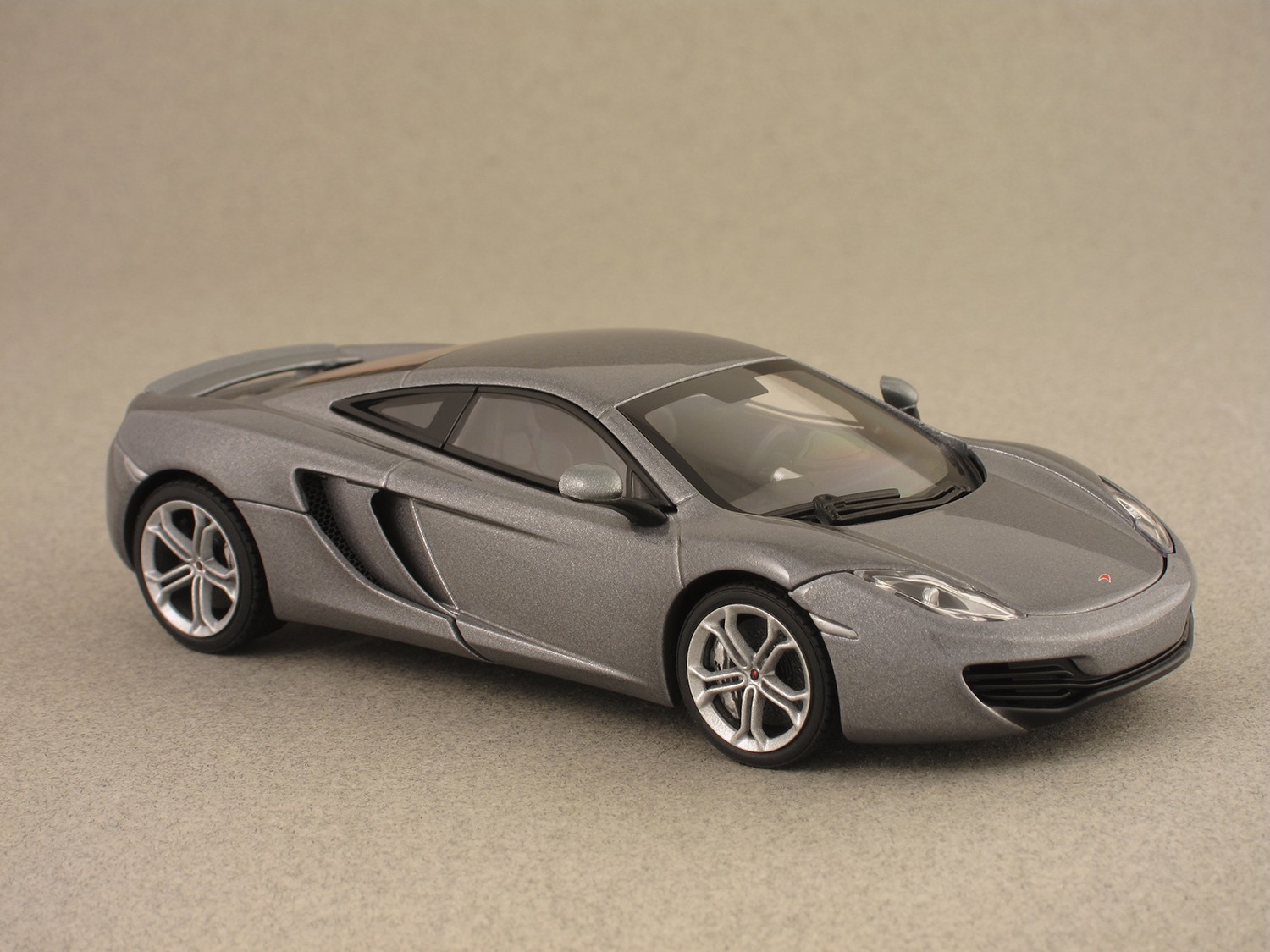 McLaren MP4-12C (AutoArt) 1/43e