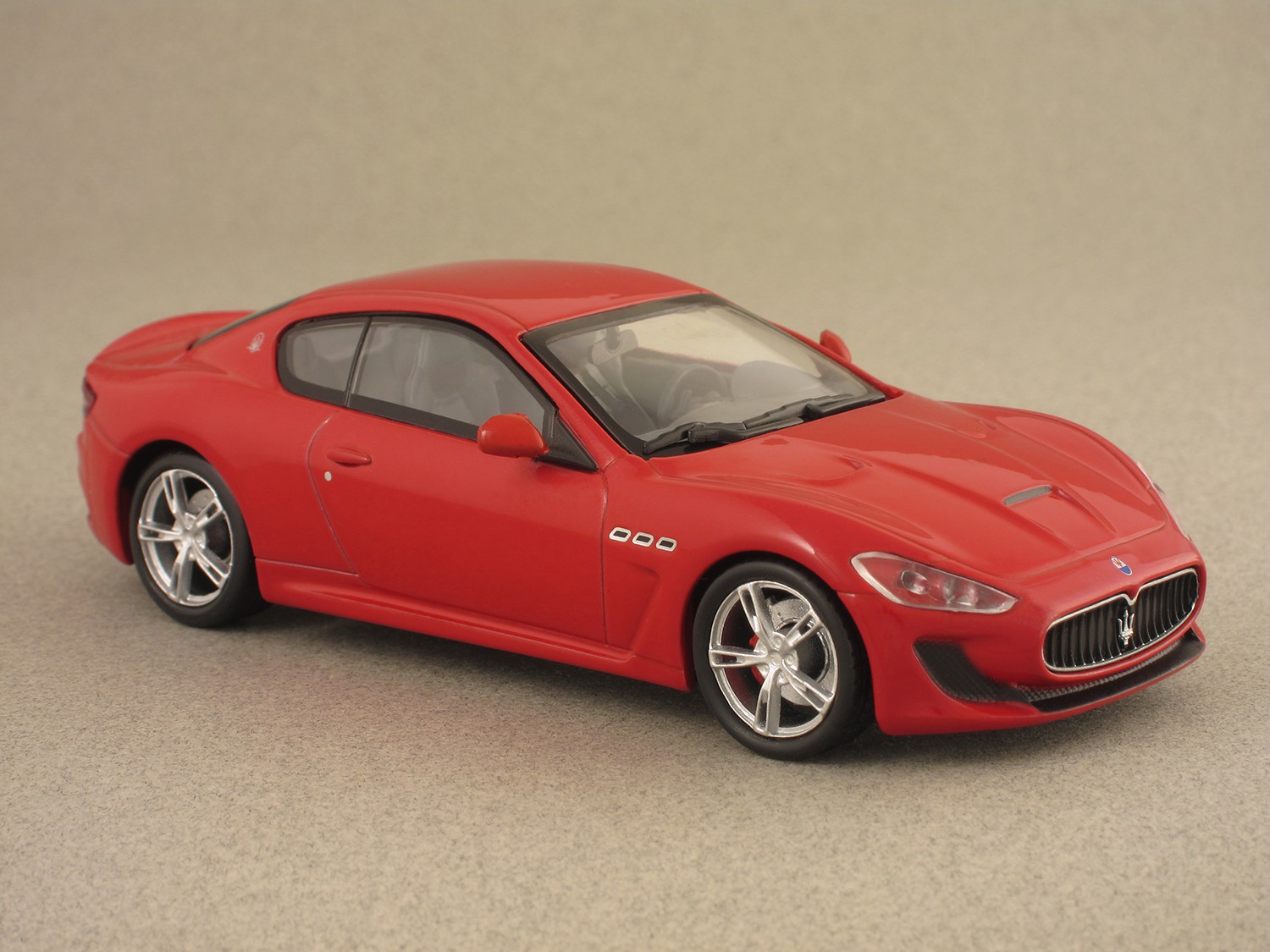 Maserati GranTurismo MC Stradale (Whitebox) 1:43