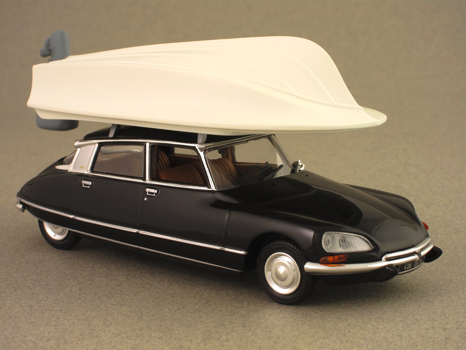 Citroën DS 21 Pallas with boat on the roof (Norev) 1:43