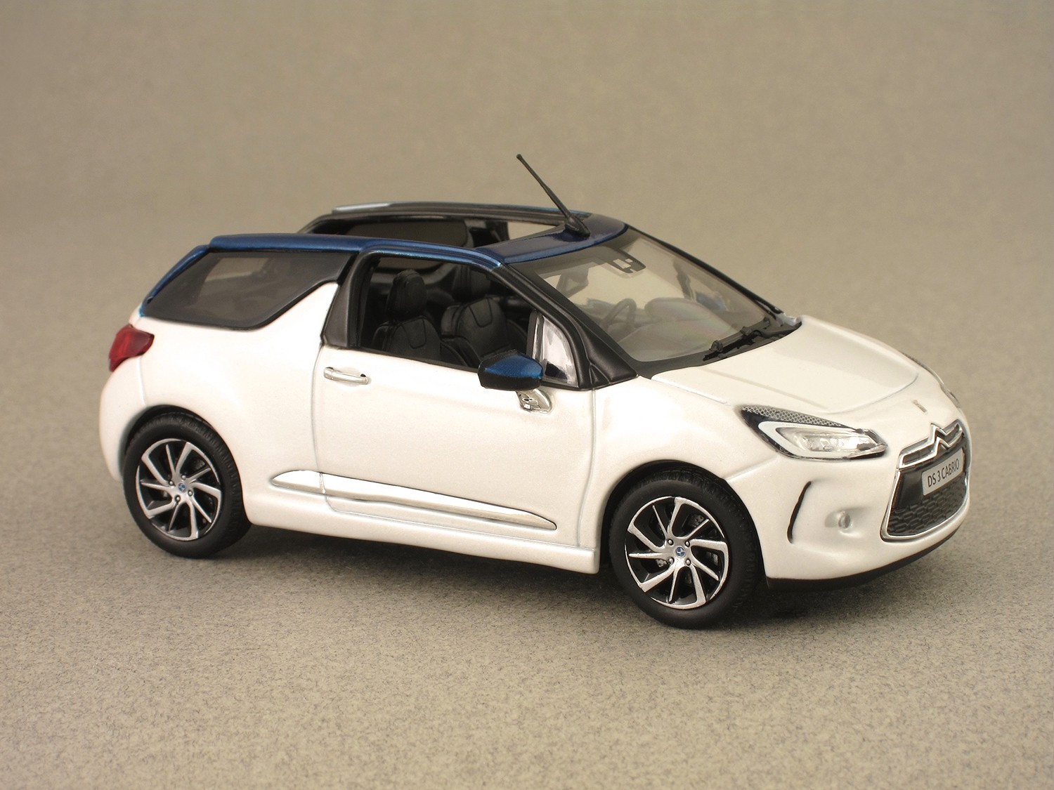 DS3 Cabrio 2014 white pearl (Norev) 1:43