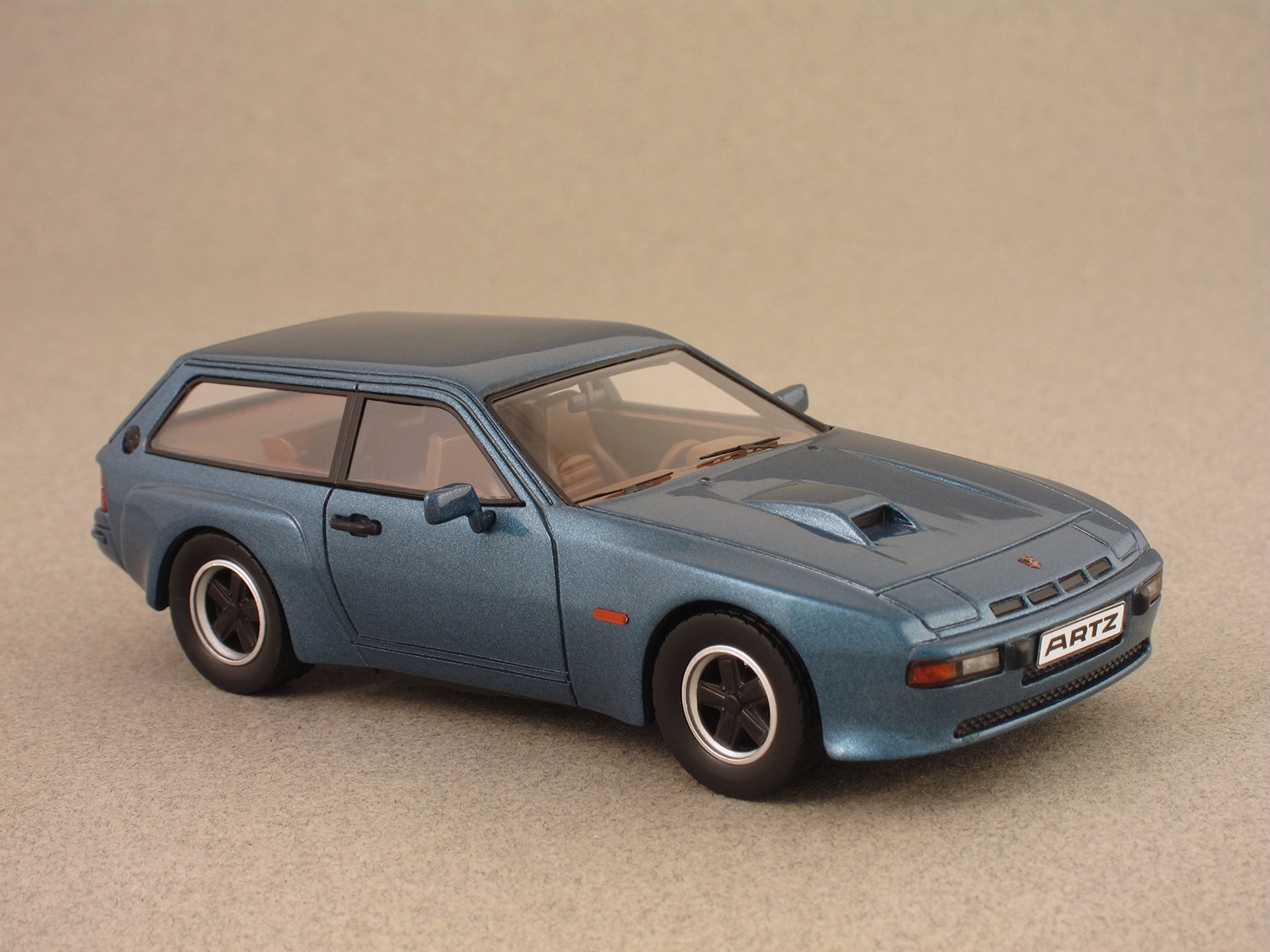 Porsche 924 Turbo Kombi ARTZ (Premium X) 1:43