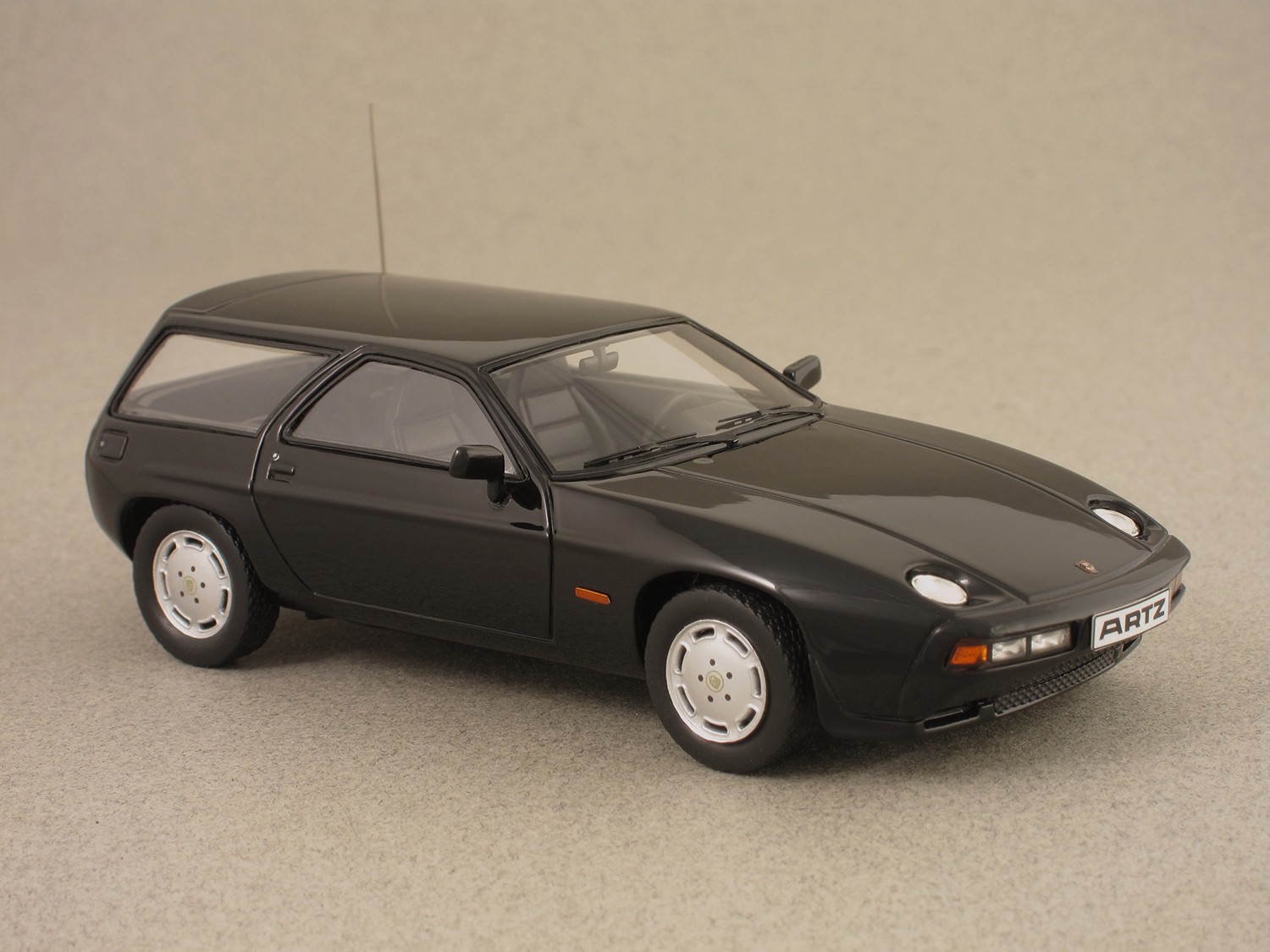 Porsche 928 S Kombi ARTZ (Premuim X) 1:43