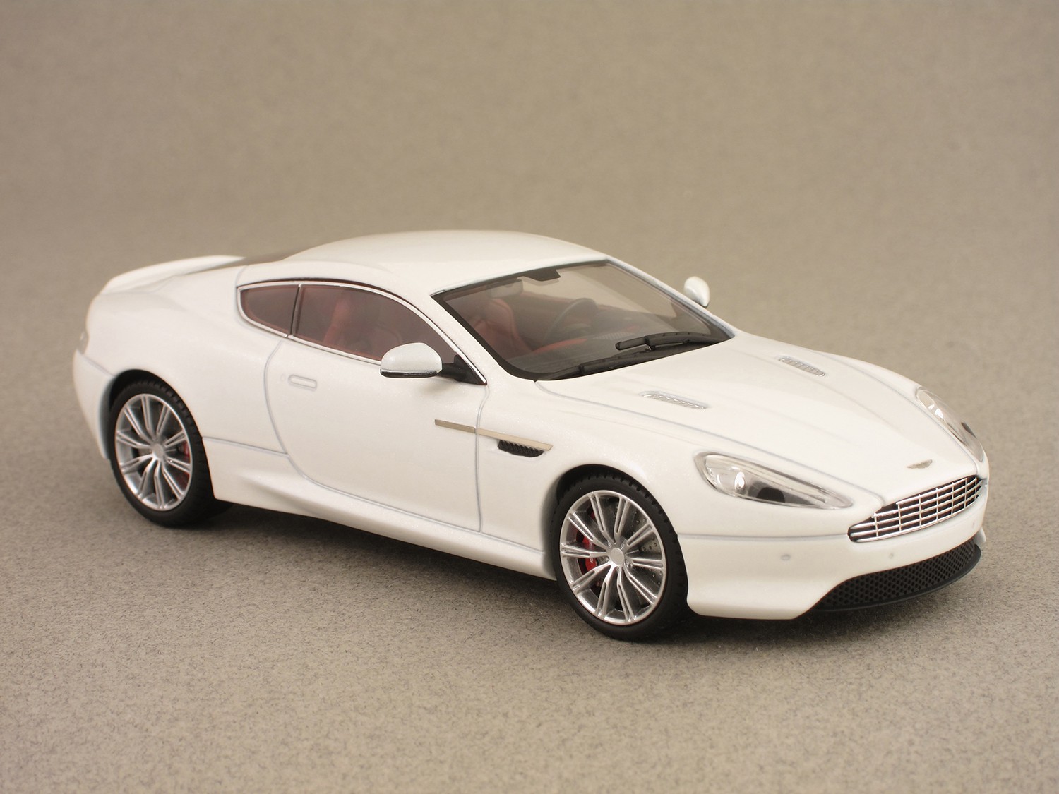 Aston Martin DB9 2013 (Kyosho) 1:43