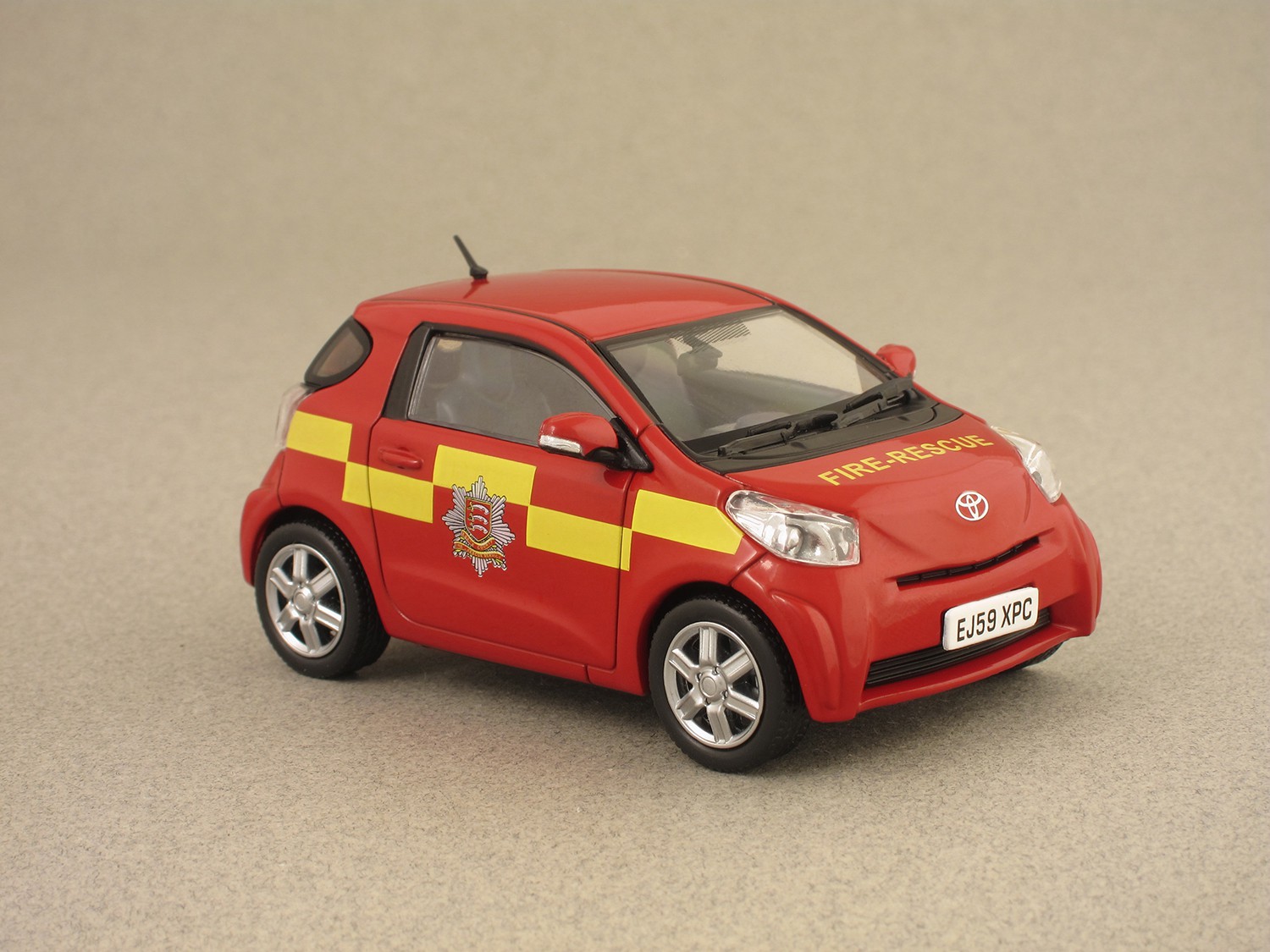 Toyota iQ Essex UK Fire Brigade (J-Collection) 1:43