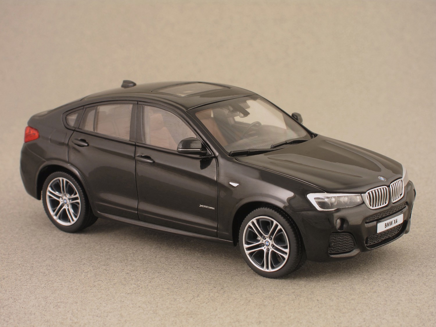 BMW X4 black (Herpa) 1:43 - Minicarweb