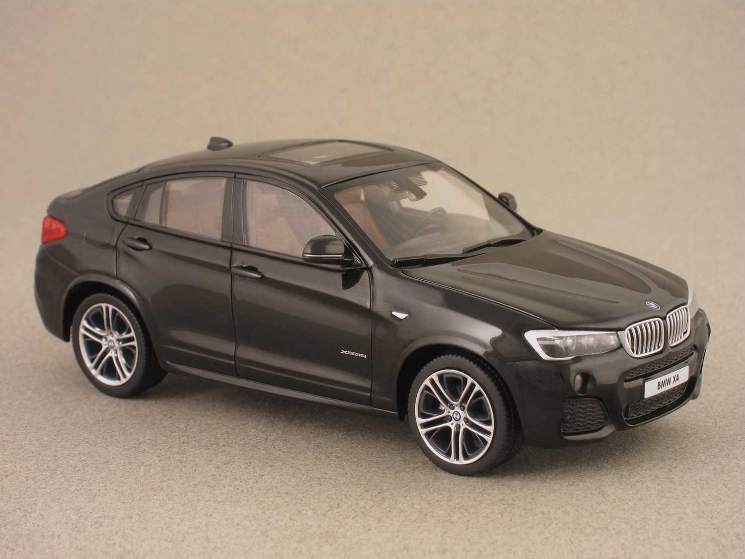 BMW X4 noir (Herpa) 1/43e