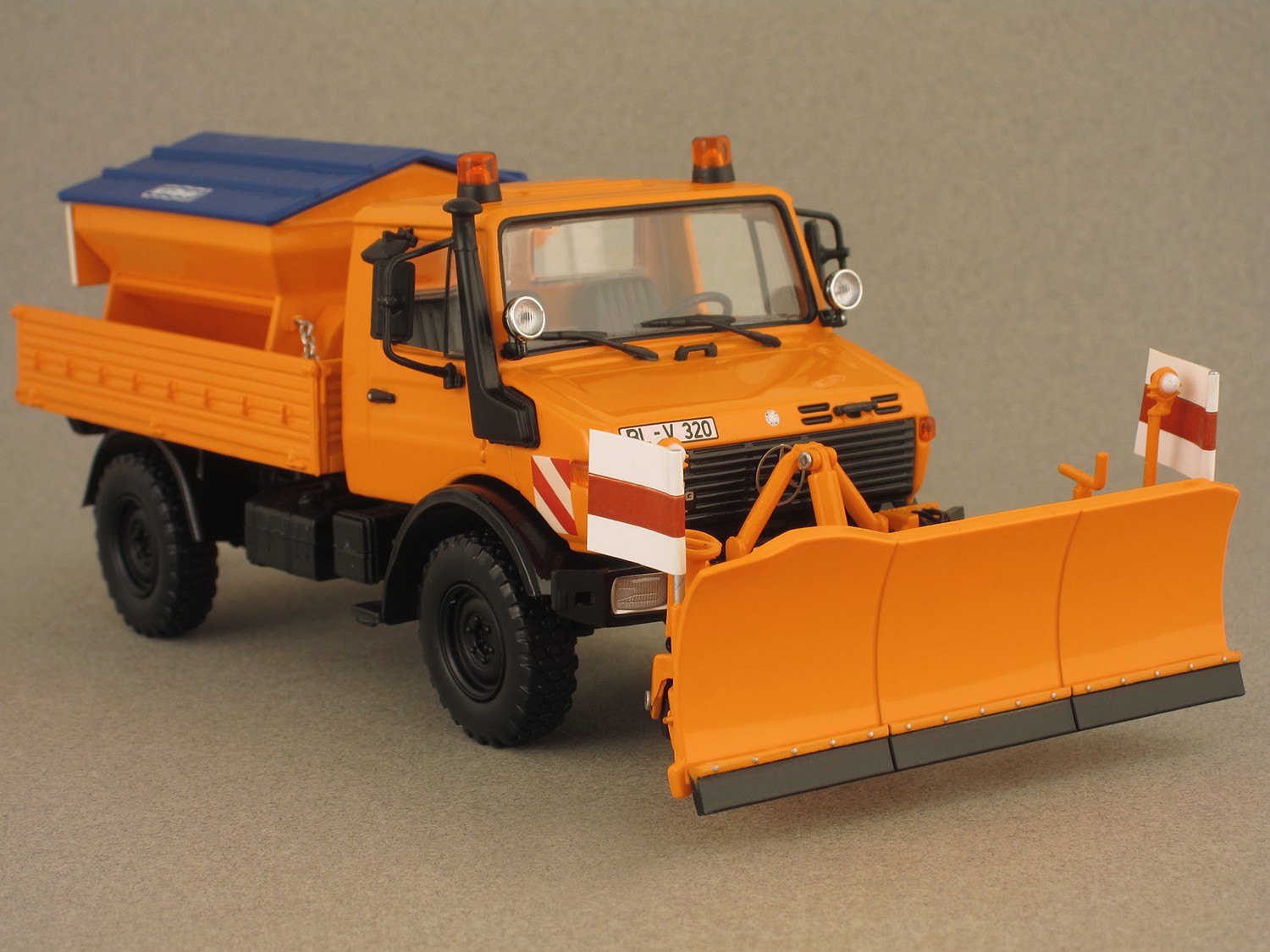 Mercedes Unimog 1300L snowplough (Minichamps) 1:43