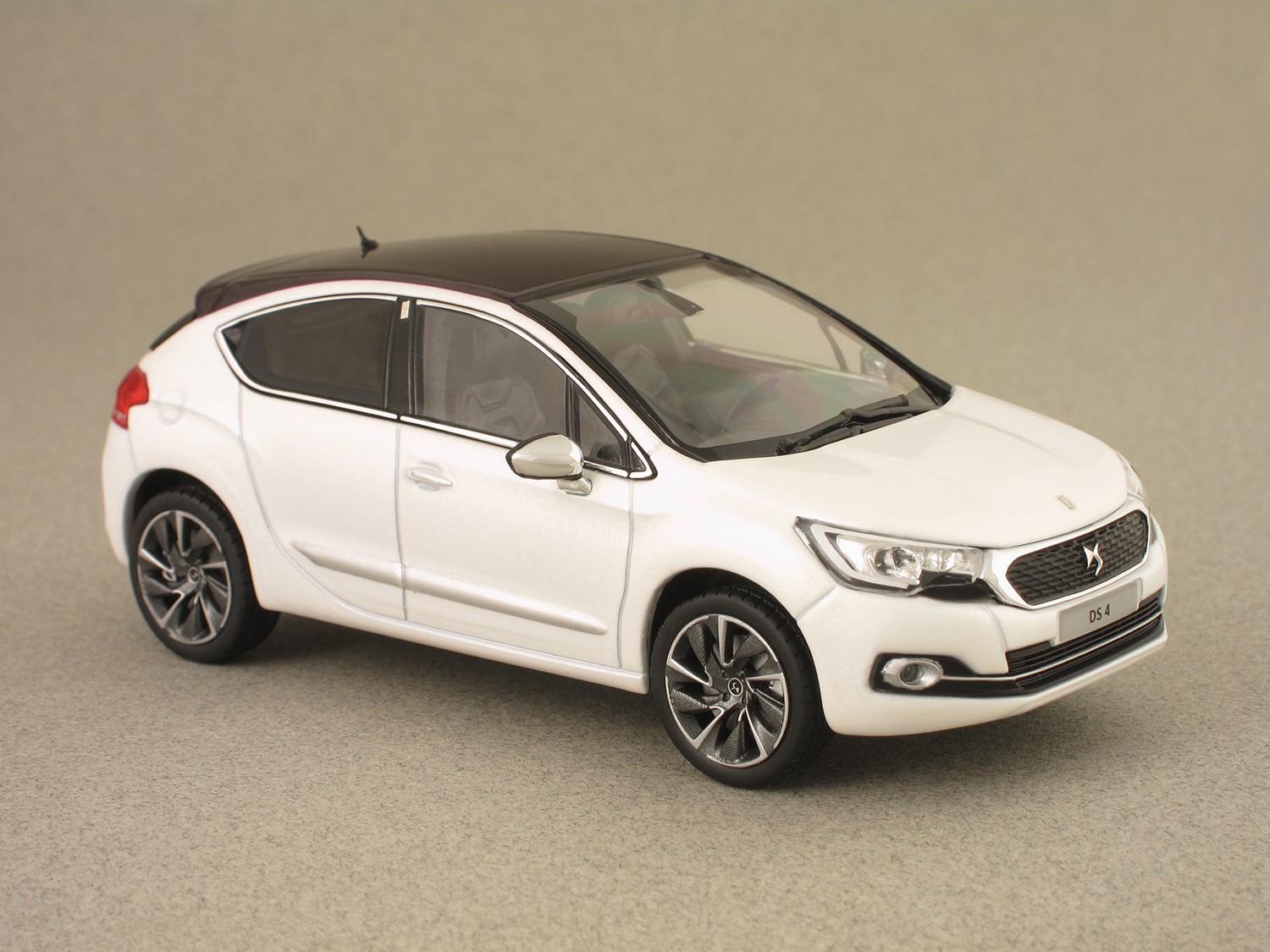 DS4 2015 White Pearl (Norev) 1:43