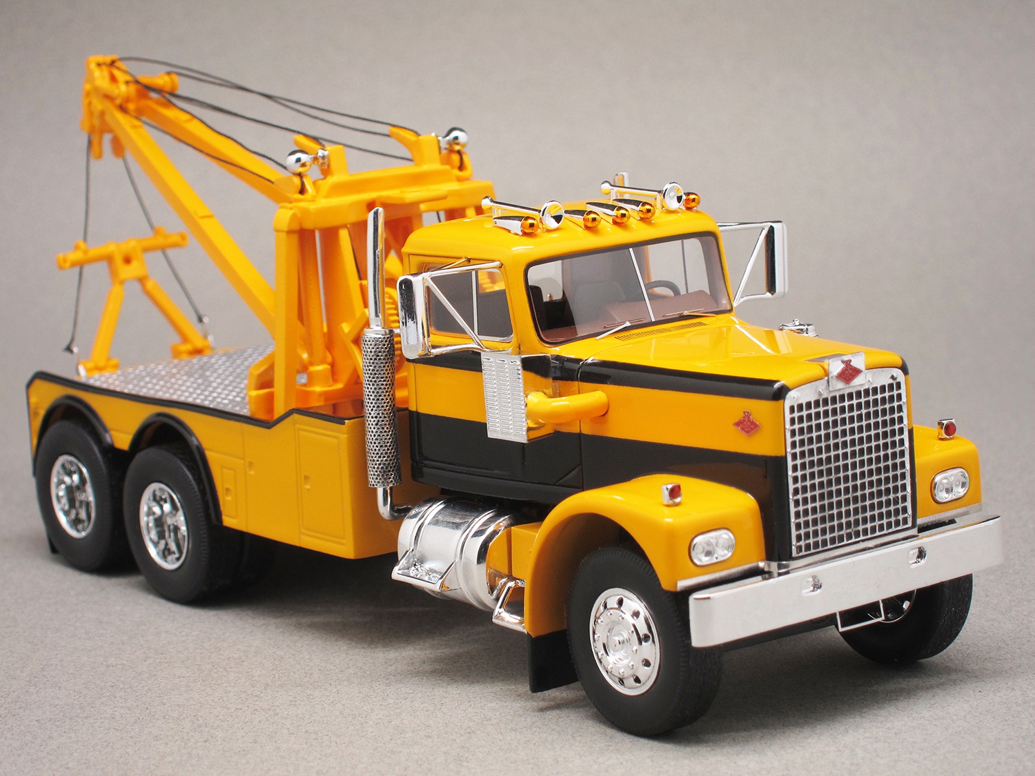 Diamond Reo tow truck (NEO) 1:43