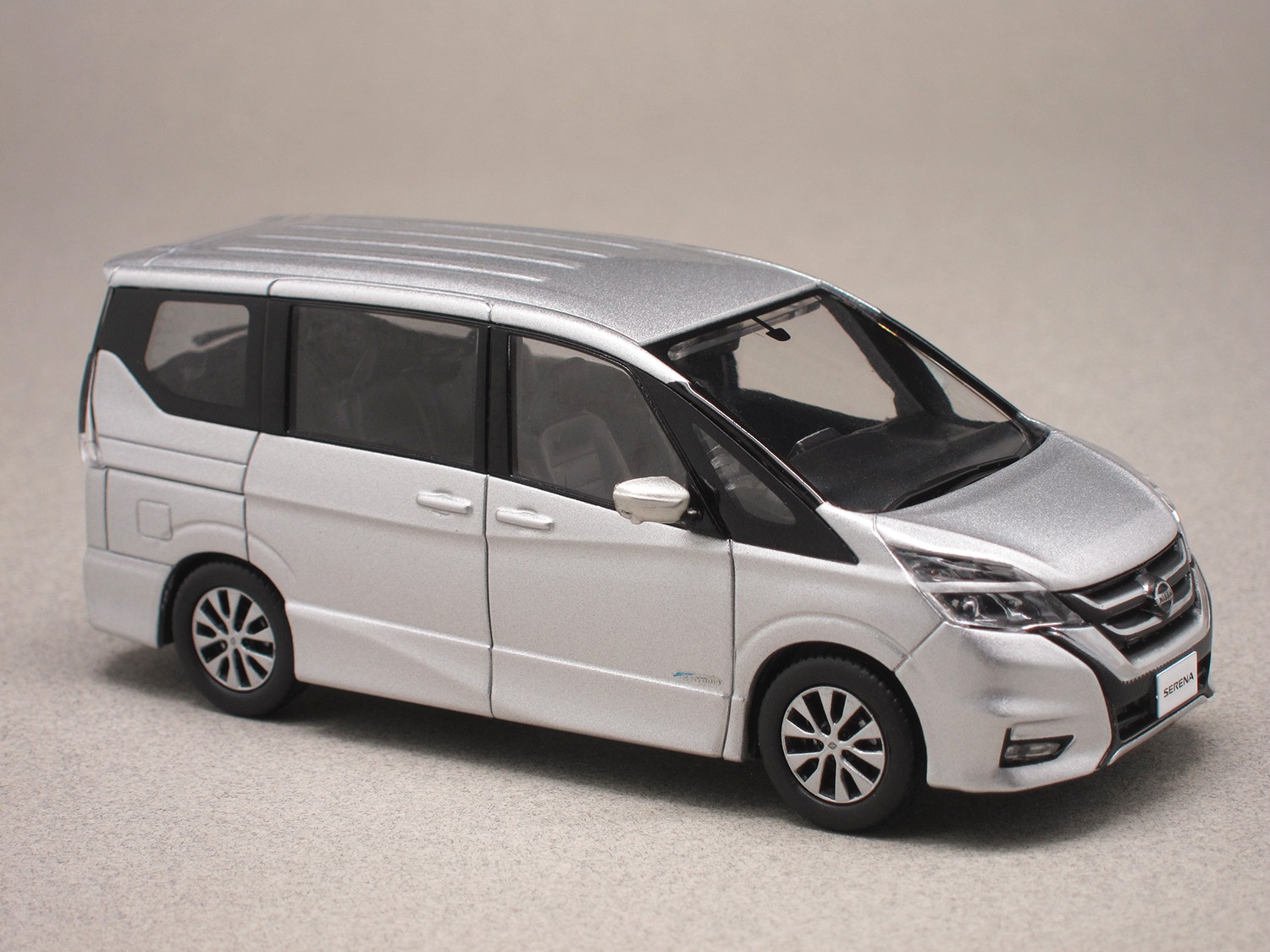 Nissan Serena 2016 (Kyosho) 1:43