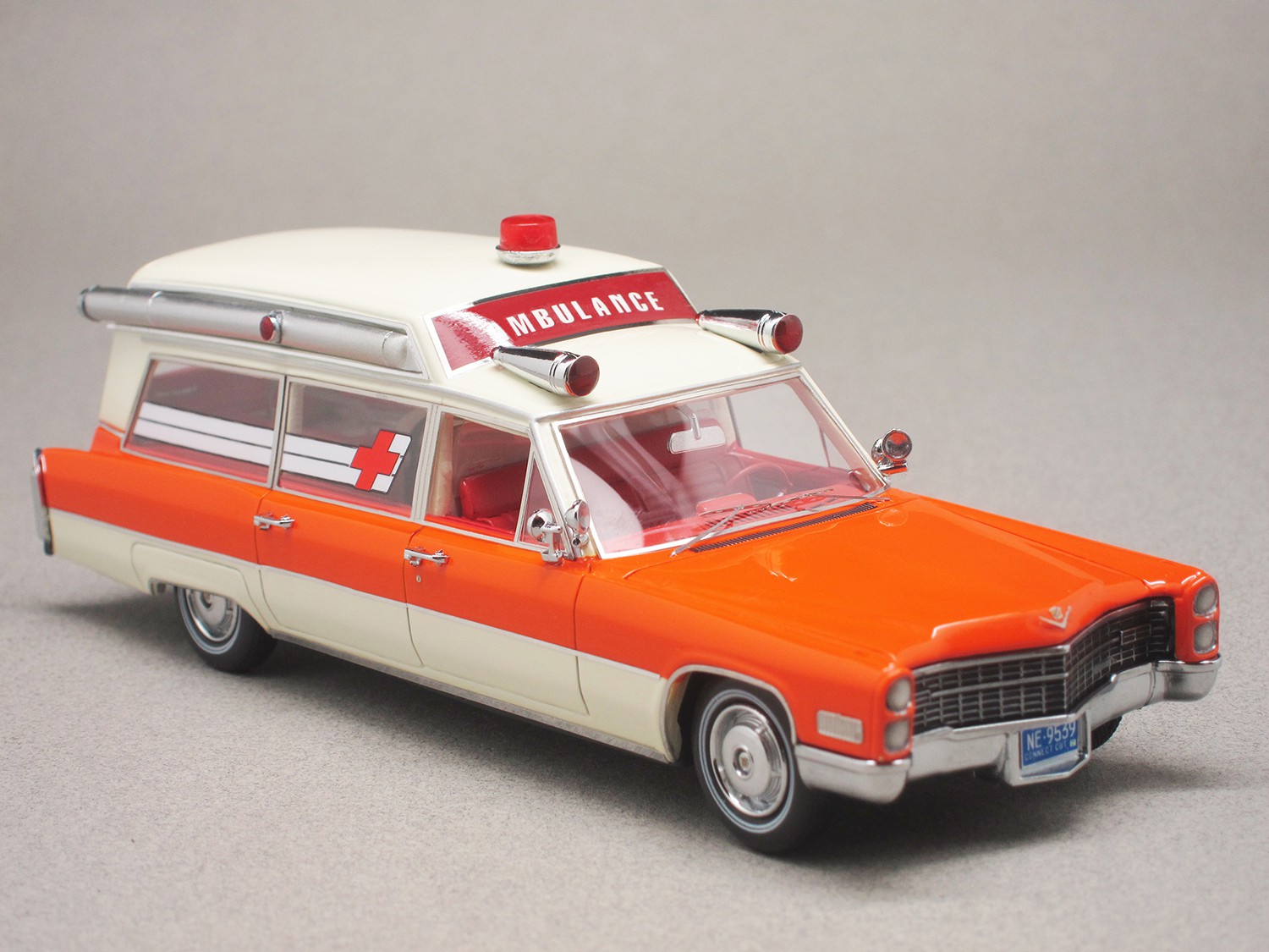 Cadillac Ambulance Sayers & Scovill 1966 (NEO) 1/43e