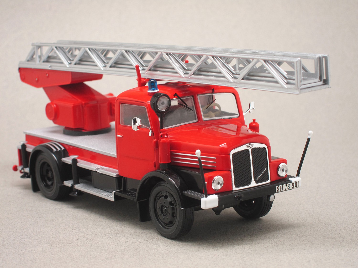 IFA S4000 DL Fire brigade (IXO) 1:43