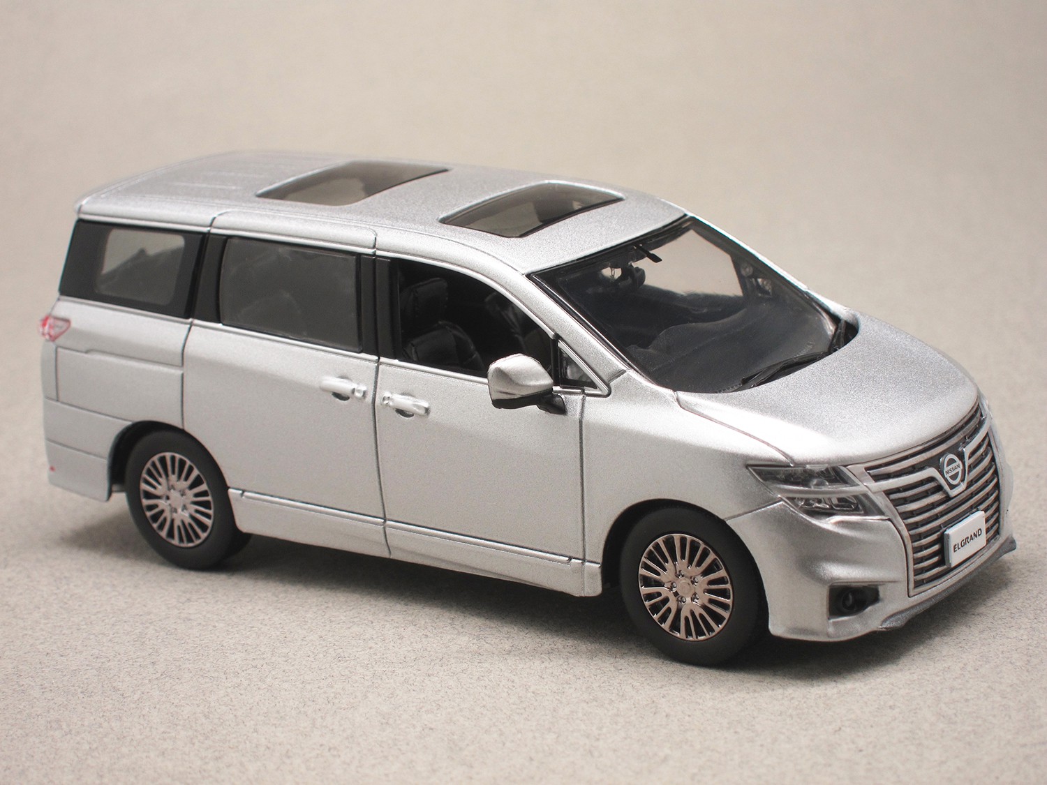 Nissan Elgrand 2014 silver (Kyosho) 1:43