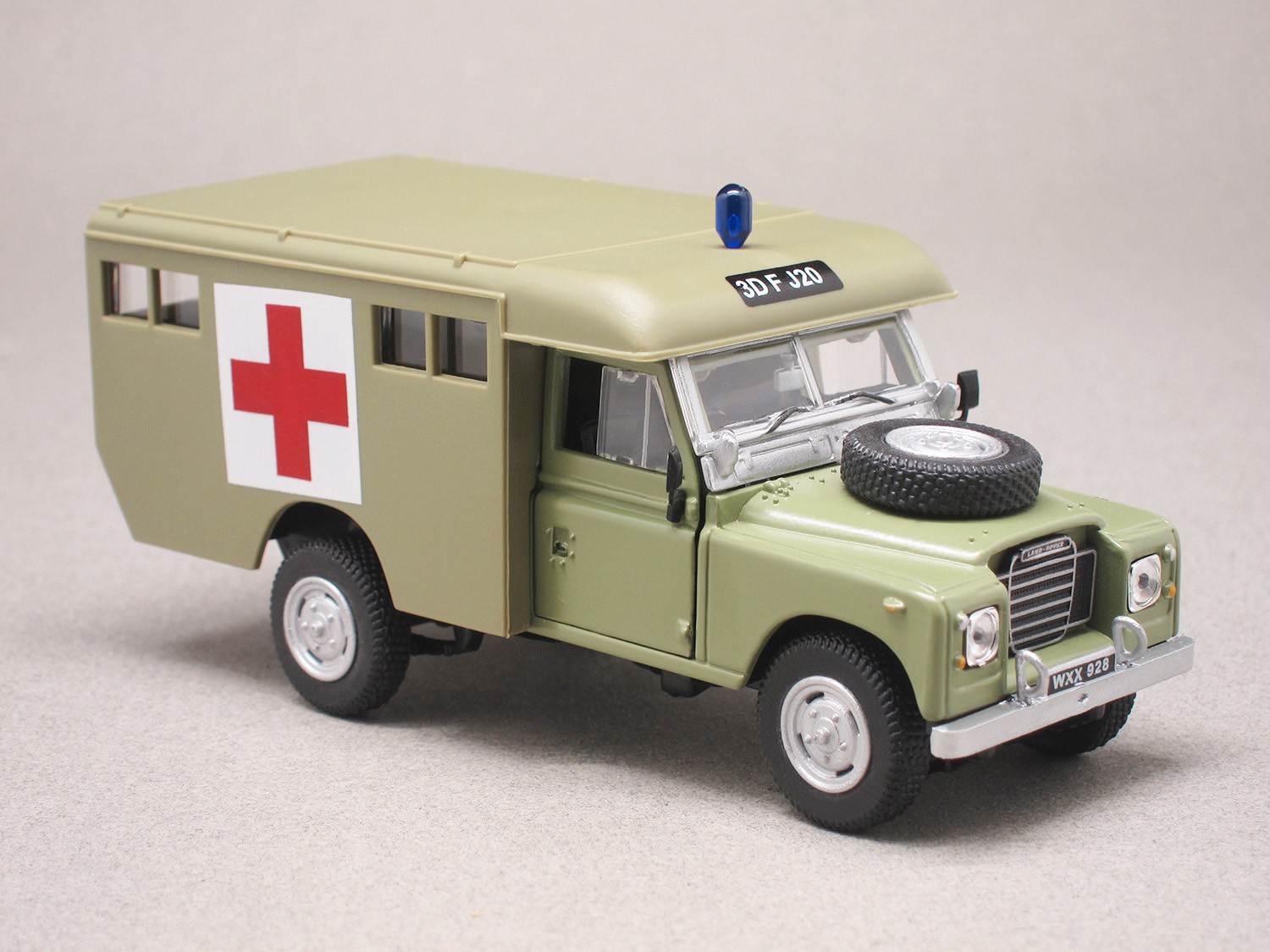 Land Rover 109 Series III army ambulance (Cararama) 1:43