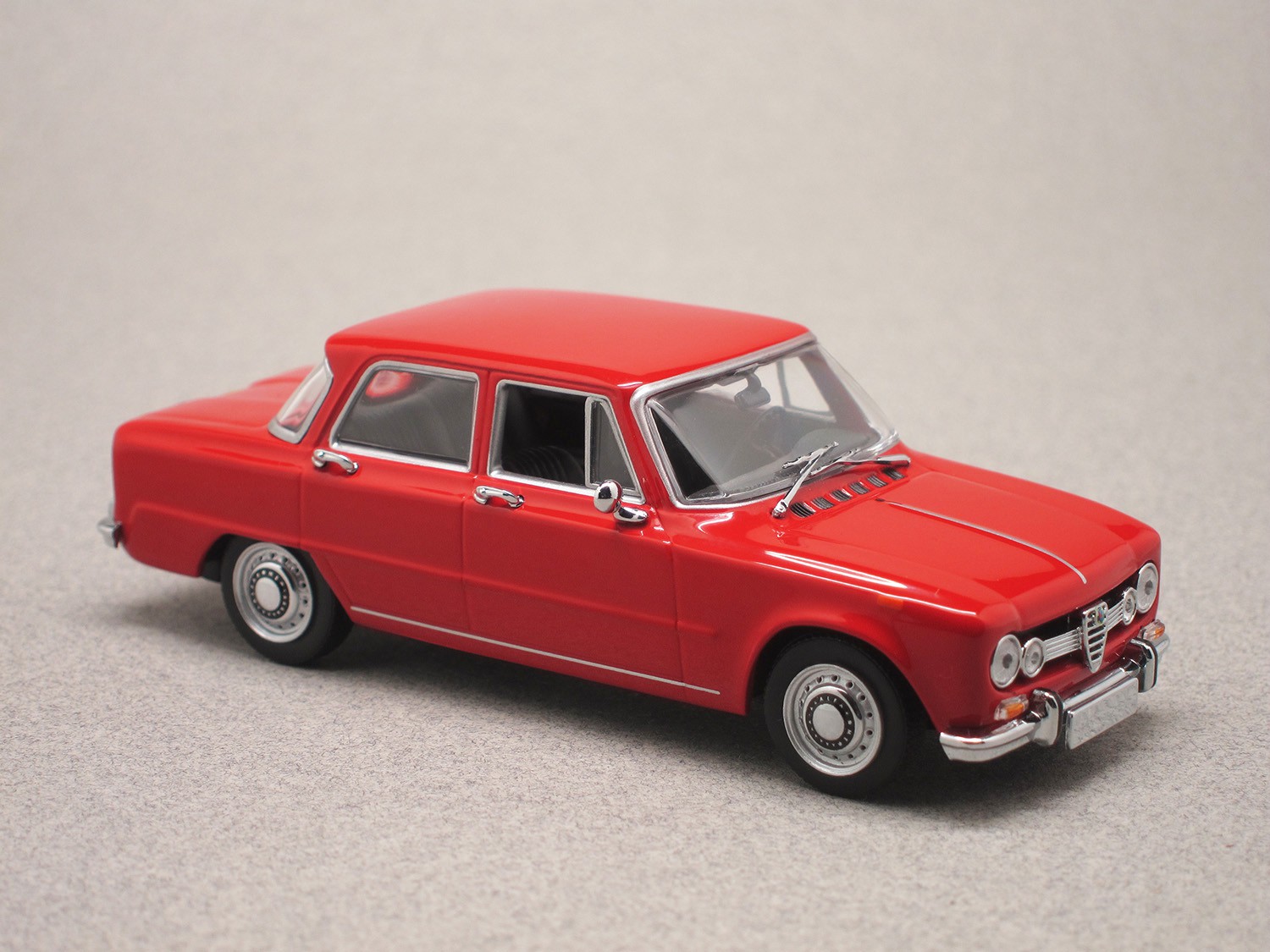 Alfa Romeo Giulia Super (Maxichamps) 1:43