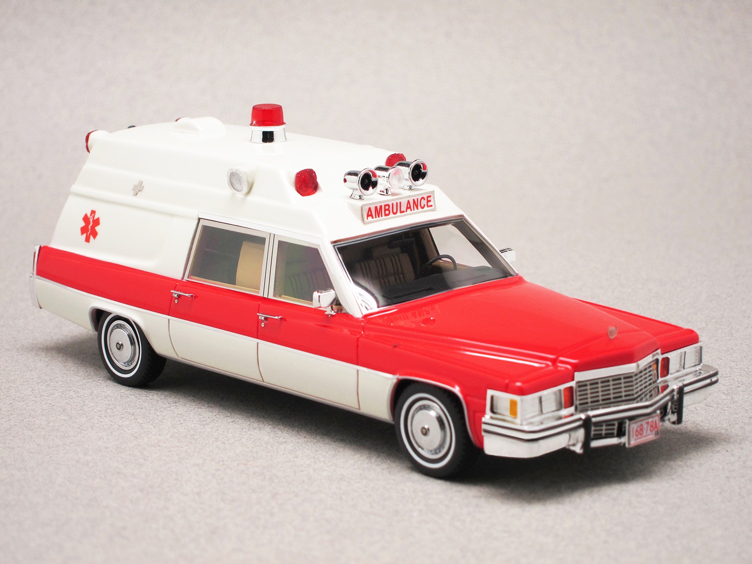 Cadillac Superior 1977 Ambulance (NEO) 1:43
