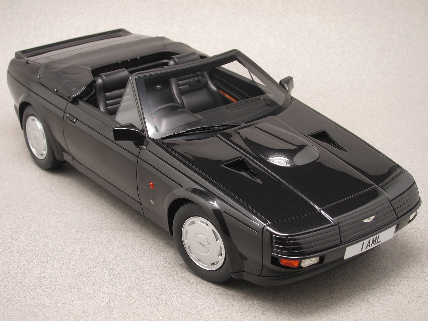 Asron Martin V8 Zagato Volante 1987 (Cult Models) 1:18