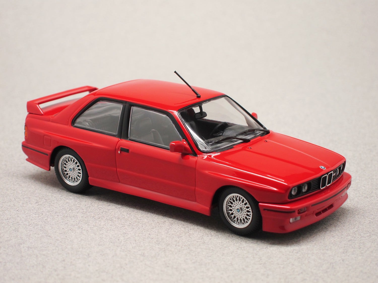 BMW M3 E30 (Maxichamps) 1:43