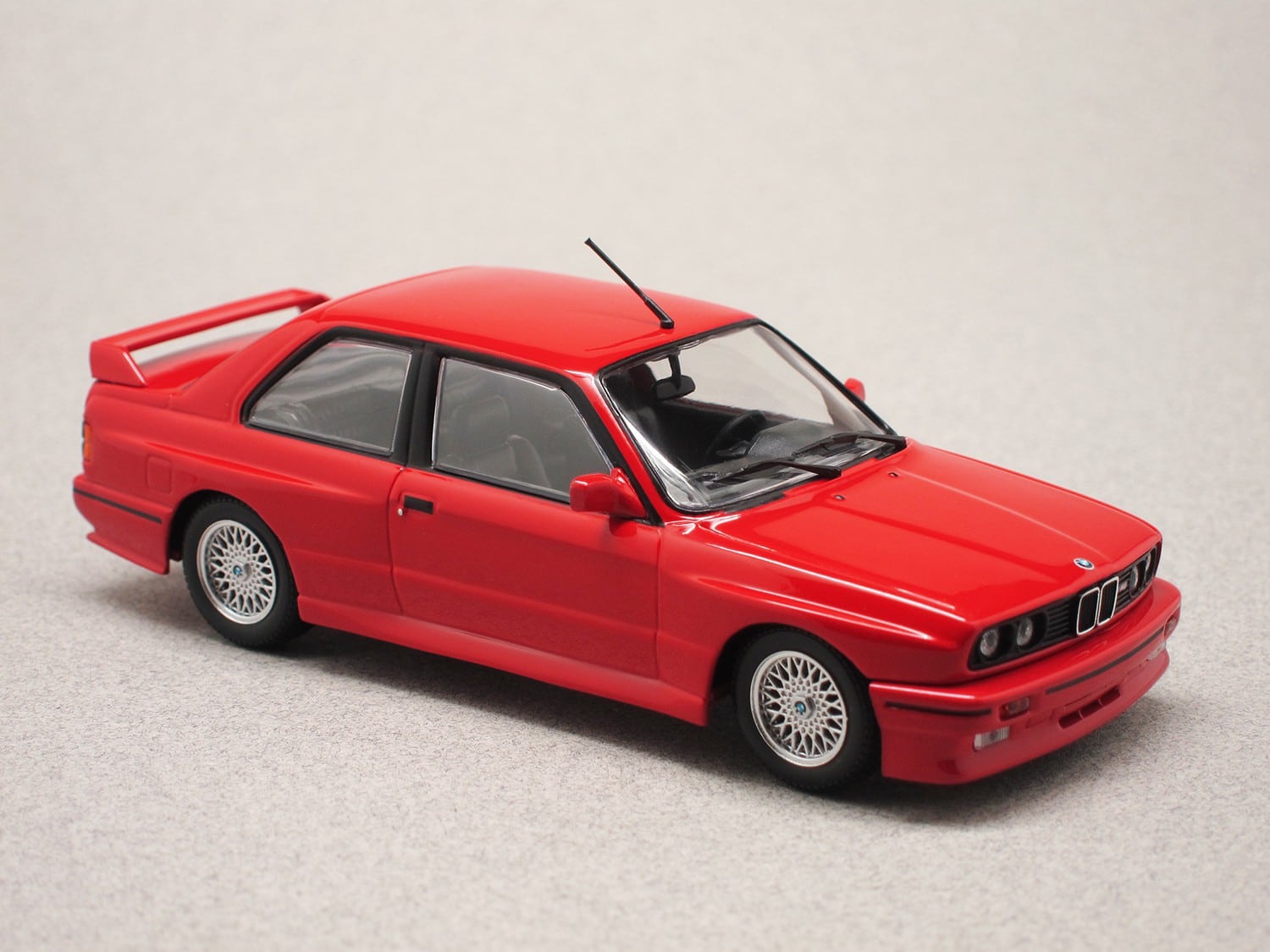 BMW M3 E30 (Maxichamps) 1/43e