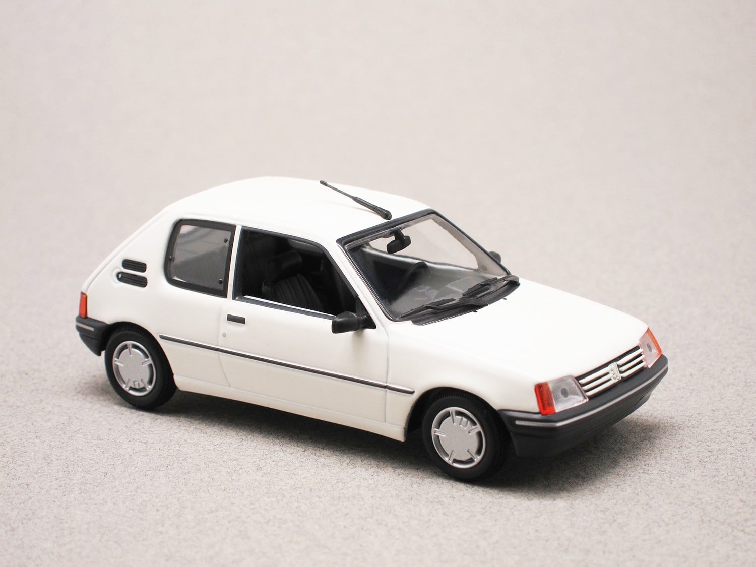 Peugeot 205 XR (Maxichamps) 1/43e