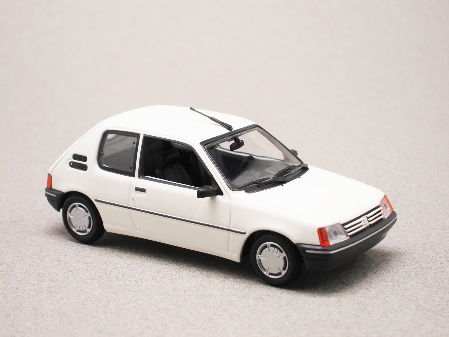 Voiture Miniature de Collection - MAXICHAMPS 1/43 - PEUGEOT 205 XR - 1990 -  White - 943112373 - Cdiscount Jeux - Jouets