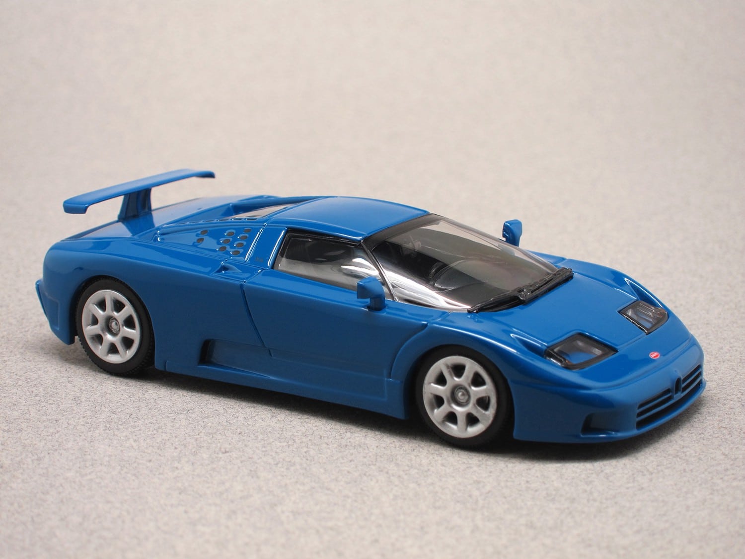 Bugatti EB 110 (Maxichamps) 1:43