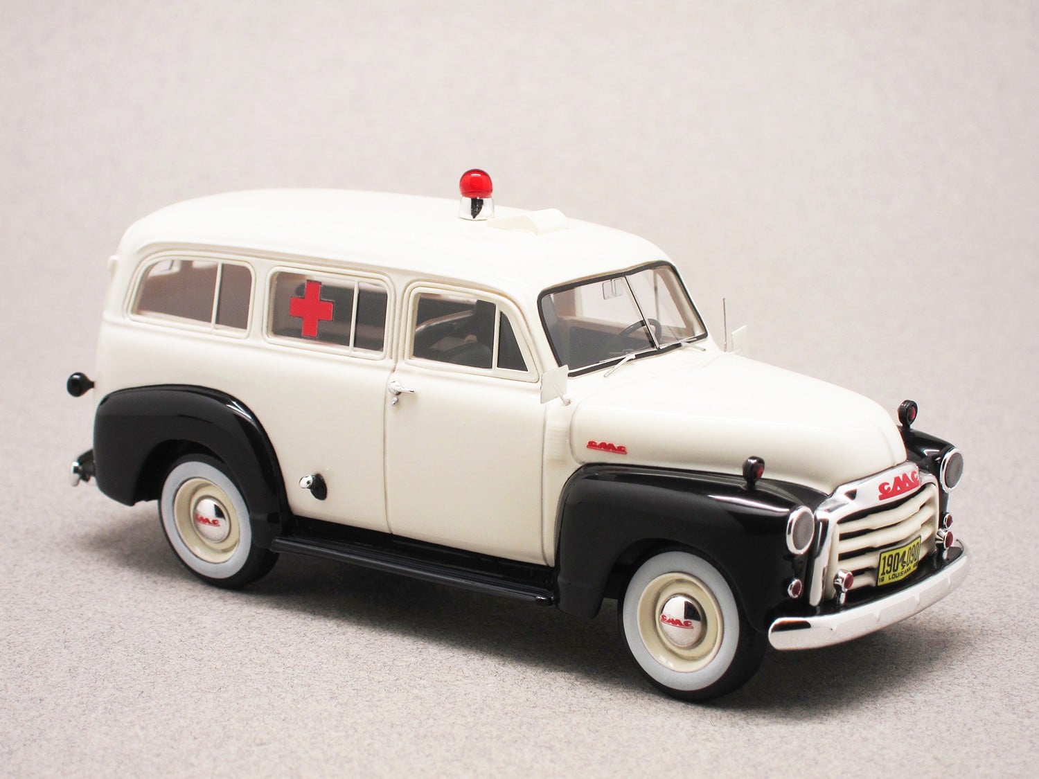 GMC Suburban Ambulance 1952 (Esval) 1:43