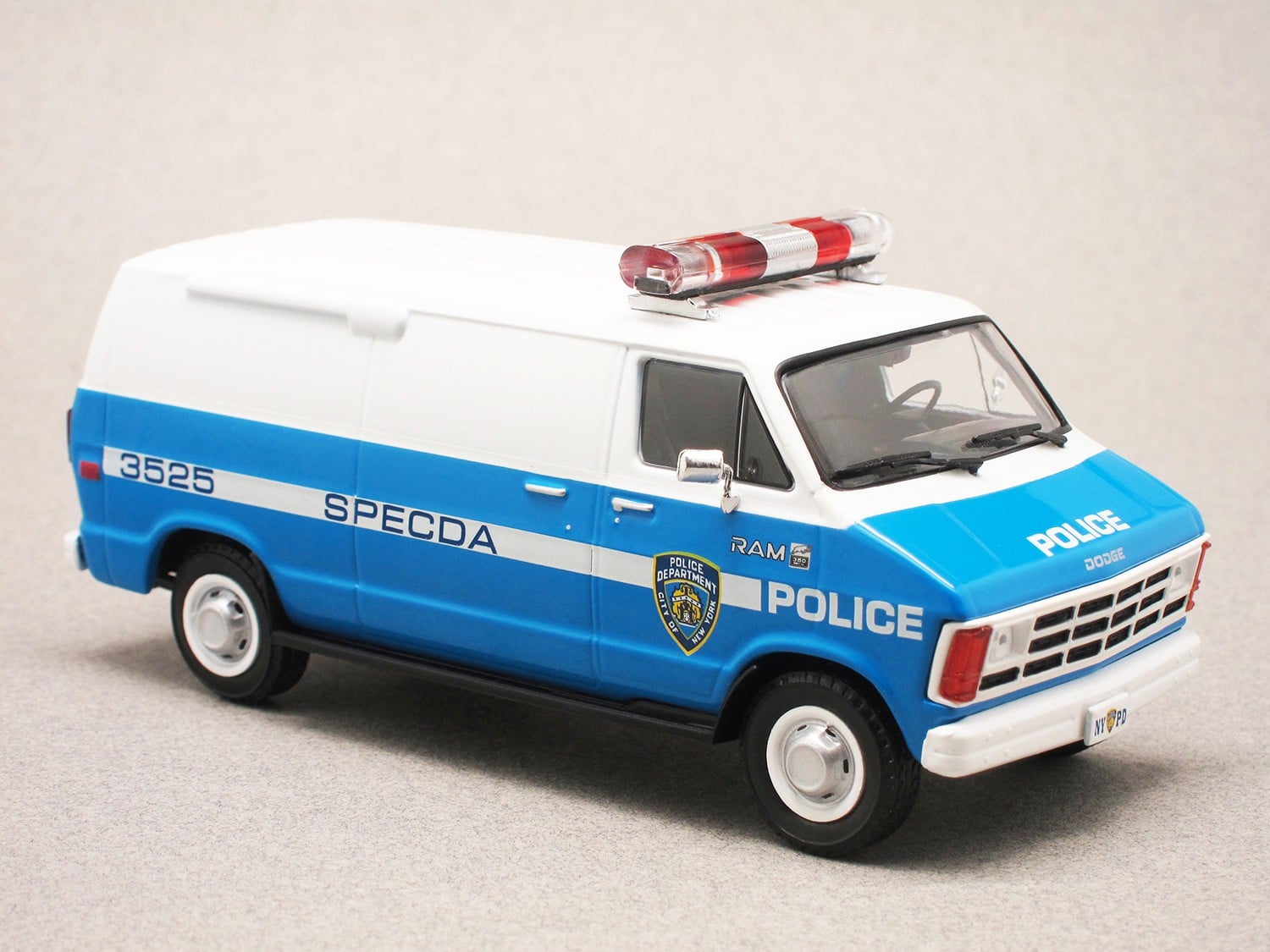 Dodge B250 Ram Van NYPD 1987 (Greenlight) 1/43e