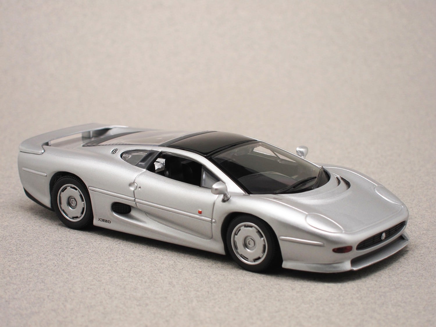 Jaguar XJ 220 (Maxichamps) 1:43