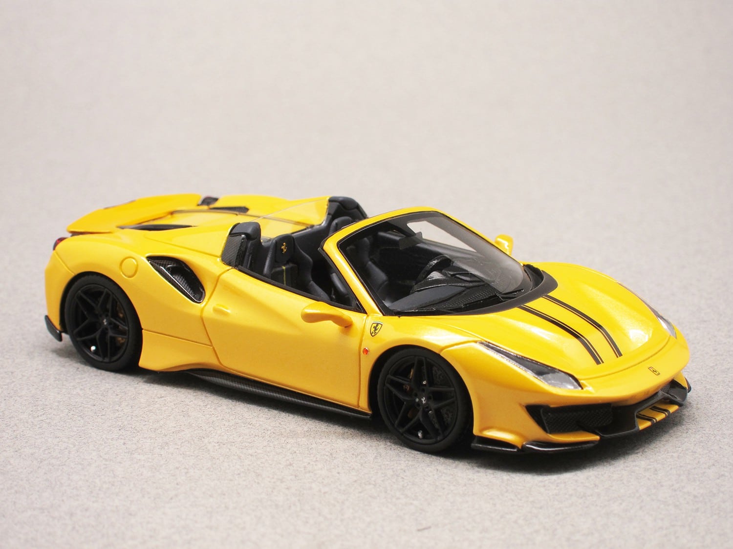 Ferrari 488 Pista Spider Giallo Tristrato (LookSmart) 1/43e